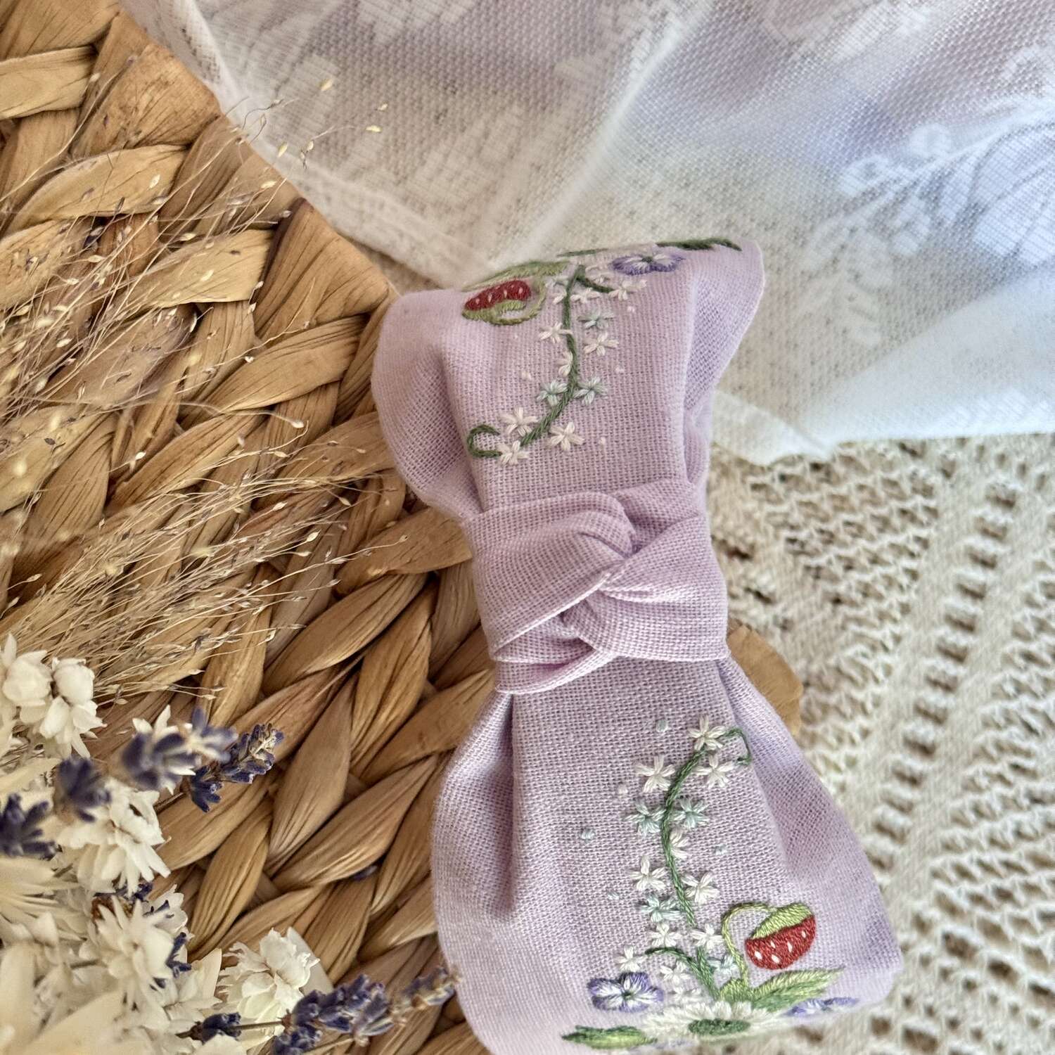 Käsin kirjottu turbaanipanta, mansikankukka-aiheinen kuvio kankaalla