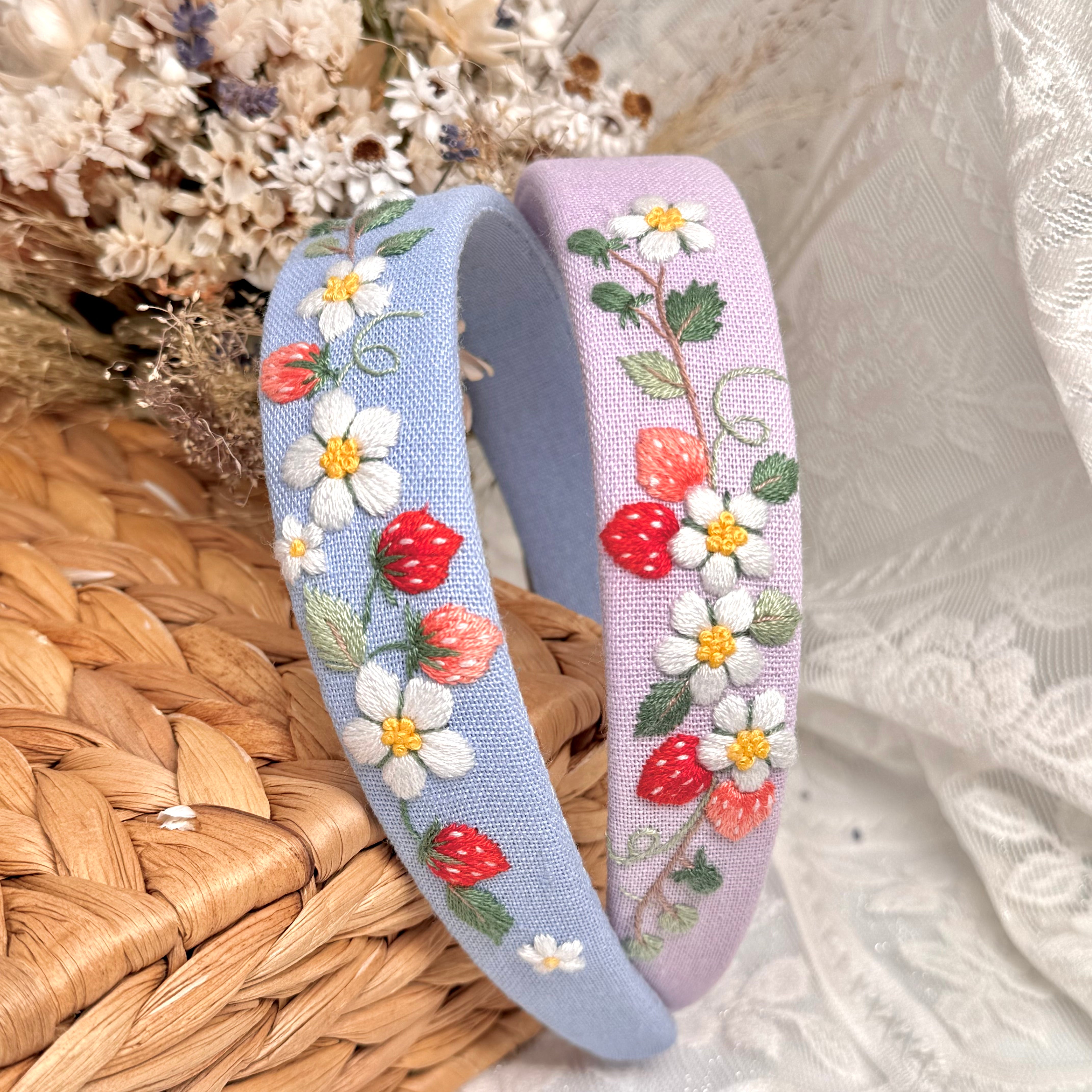 Käsin kirjottu hiuspanta, mansikka-aiheinen kuvio kankaalla