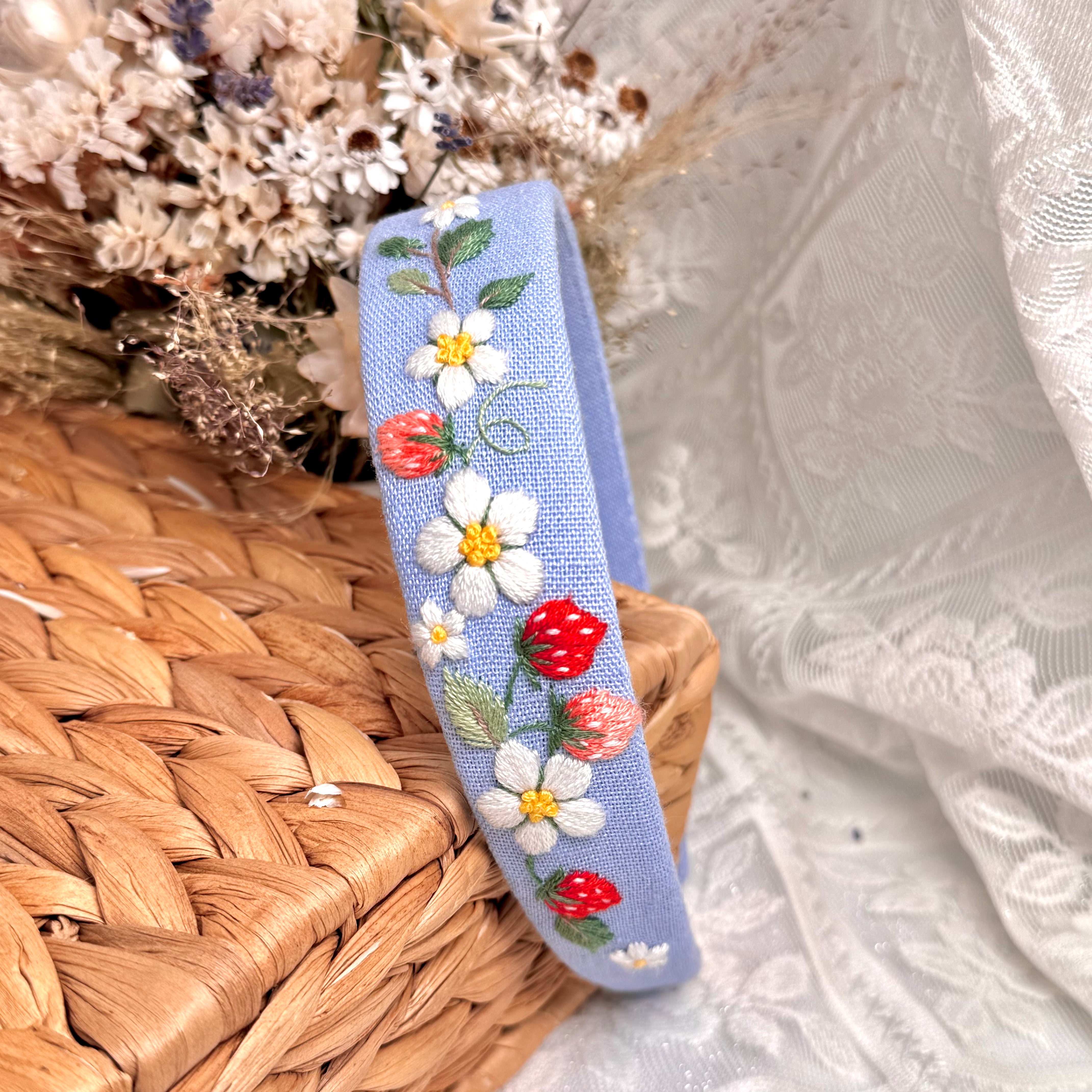 Käsin kirjottu hiuspanta, mansikka-aiheinen kuvio kankaalla