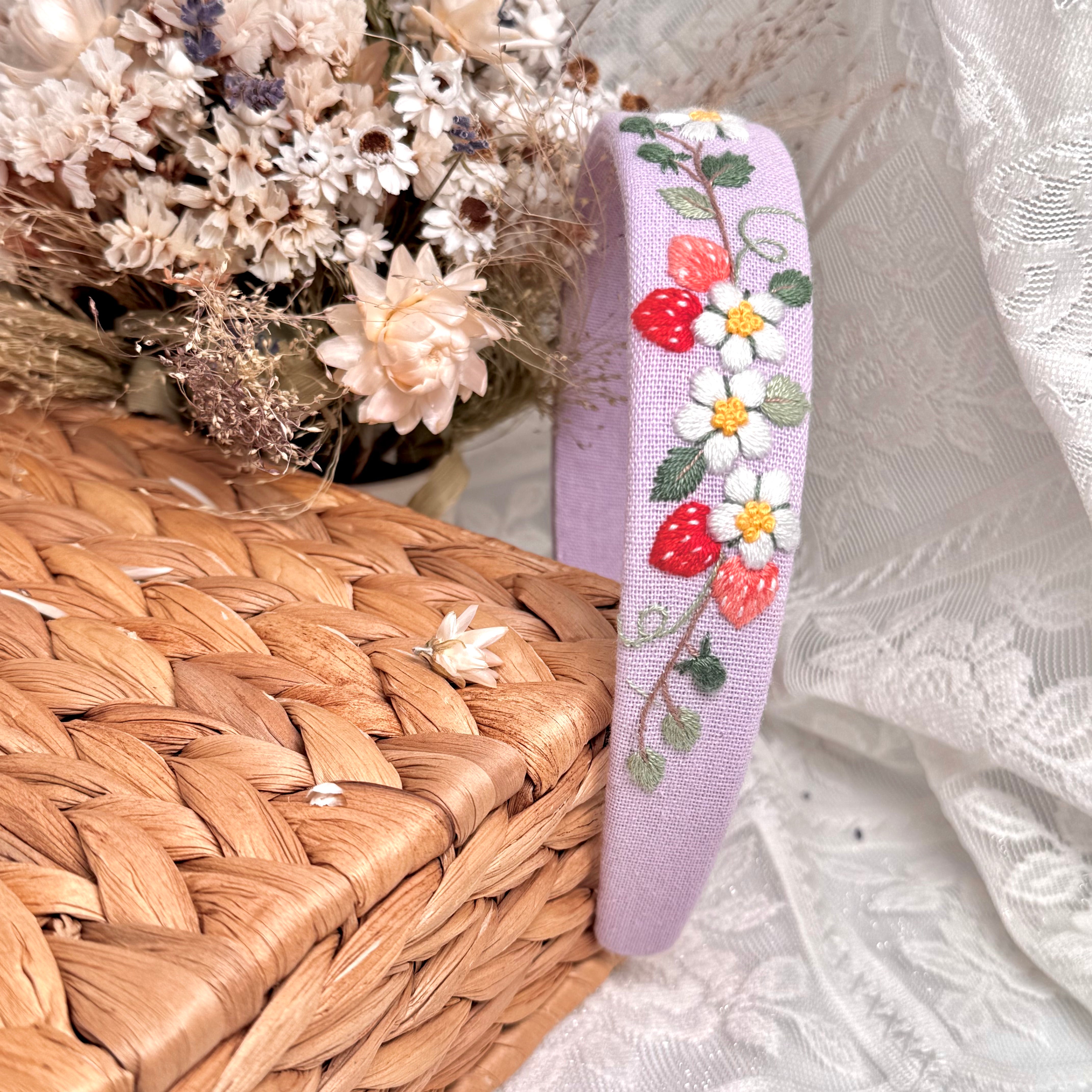 Käsin kirjottu hiuspanta, mansikka-aiheinen kuvio kankaalla