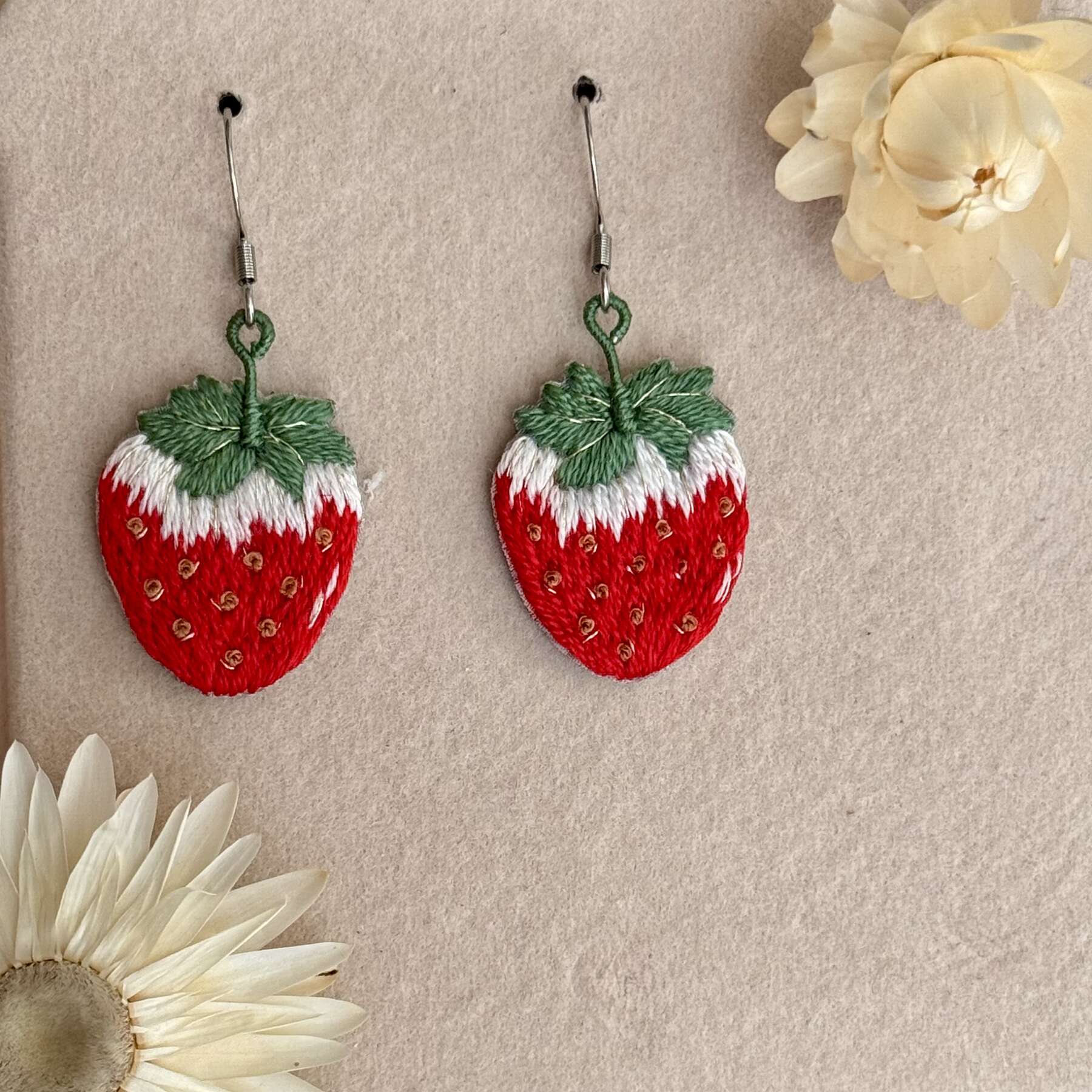Käsin kirjotut korvakorut, mansikka-aiheinen kuvio