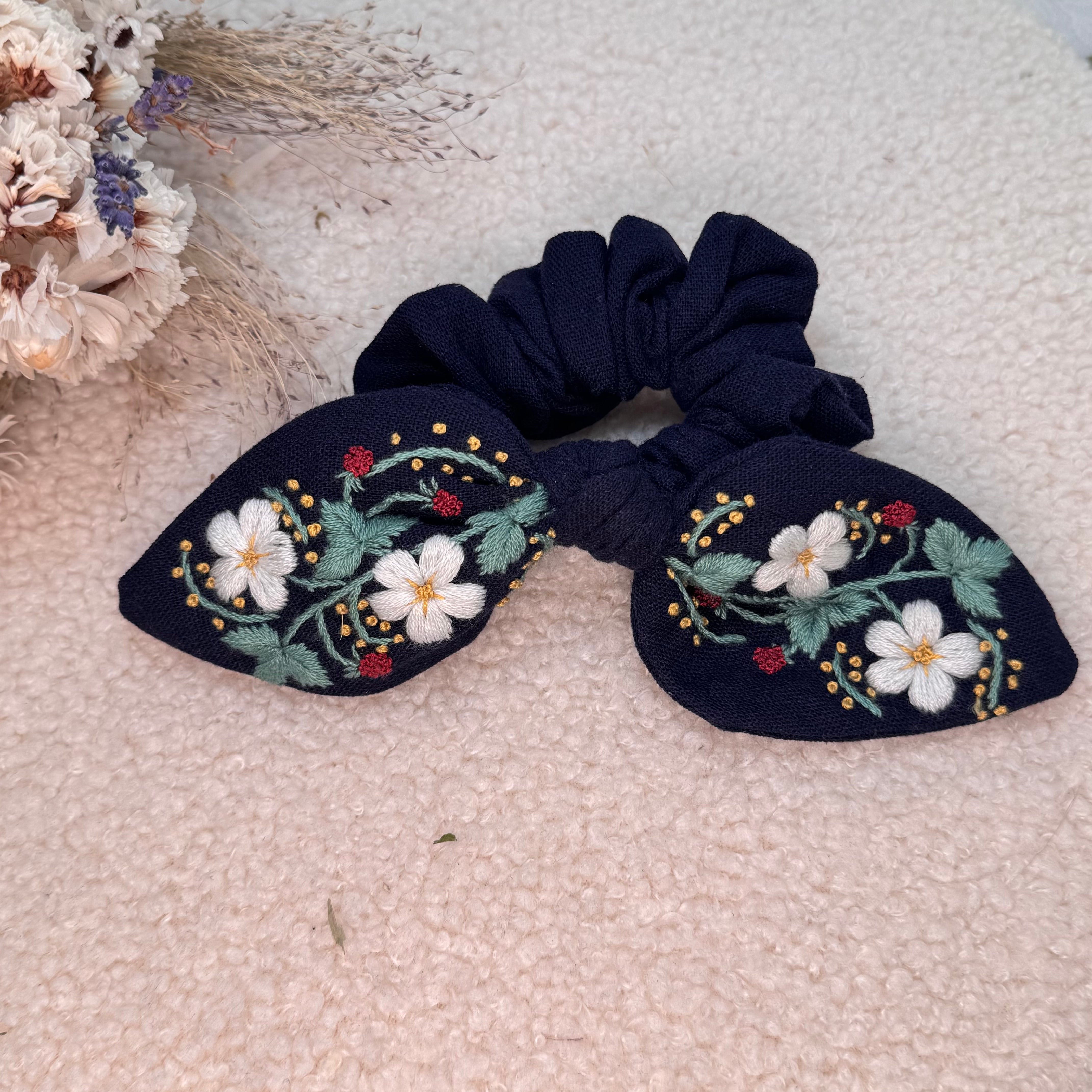 Käsin kirjottu hiusdonitsi, mansikka-aiheinen kangas