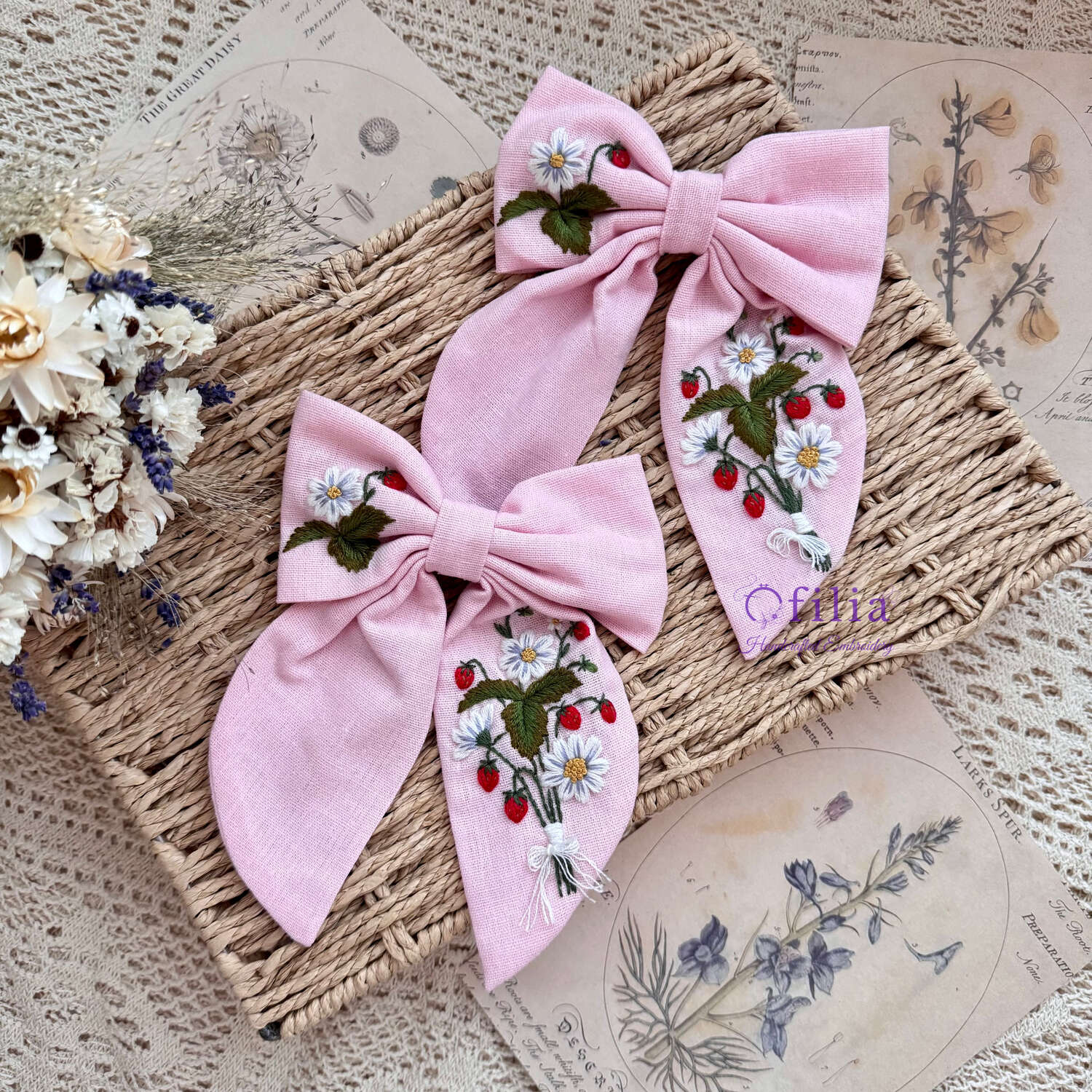 Käsinkirjailtu Mansikka hiusrusetti – Ofilia Handmade