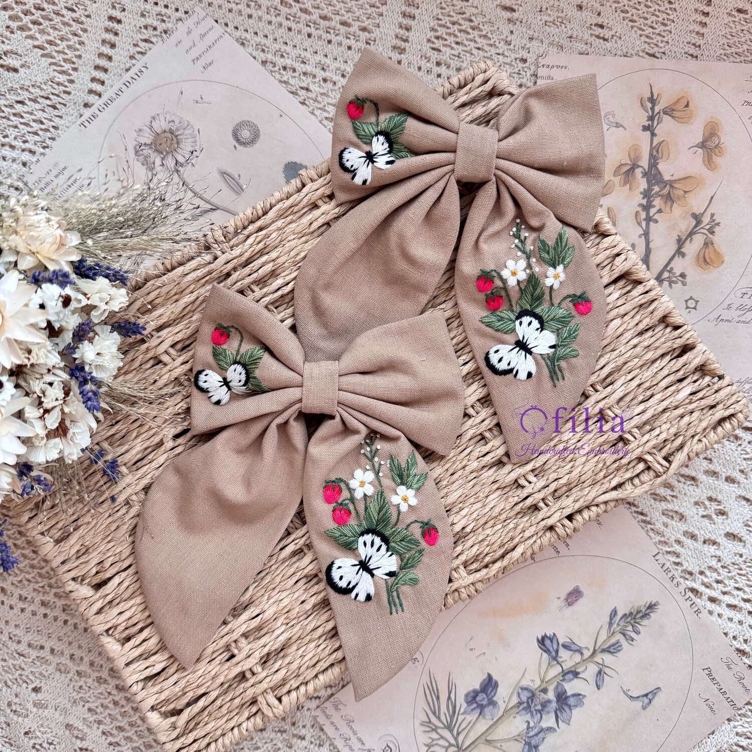 Käsinkirjailtu Mansikka ja perhonen hiusrusetti – Ofilia Handmade