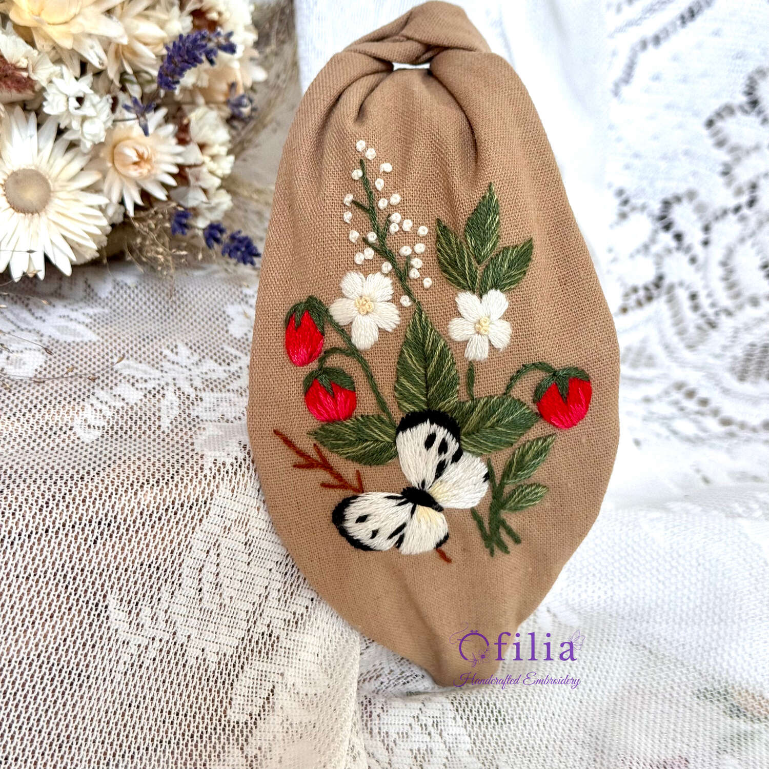 Käsinkirjailtu Mansikka ja perhonen turbaanipanta – Ofilia Handmade