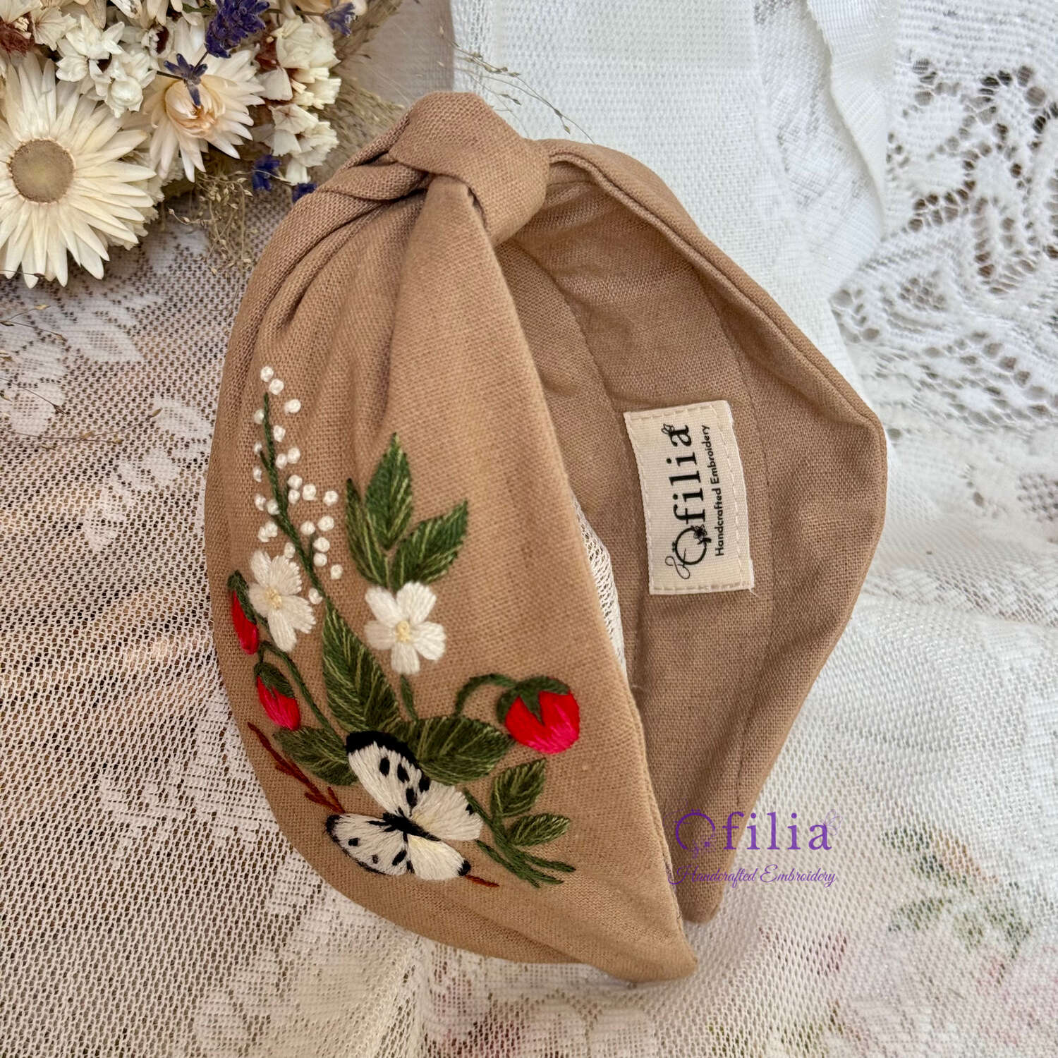 Käsinkirjailtu Mansikka ja perhonen turbaanipanta – Ofilia Handmade