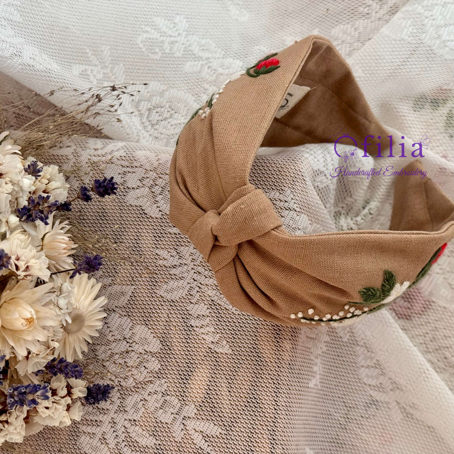 Käsinkirjailtu Mansikka ja perhonen turbaanipanta – Ofilia Handmade