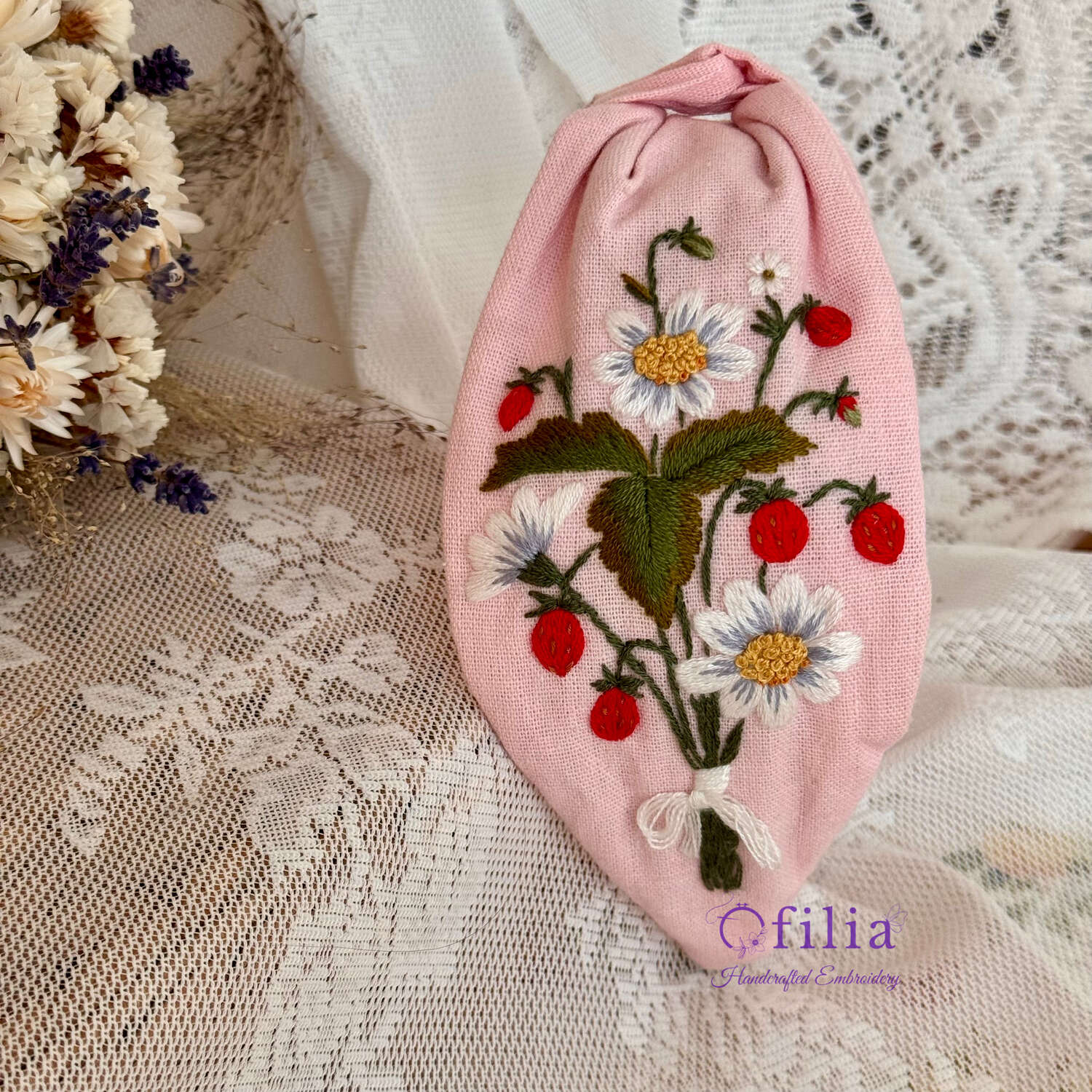 Käsinkirjailtu Mansikka turbaanipanta – Ofilia Handmade