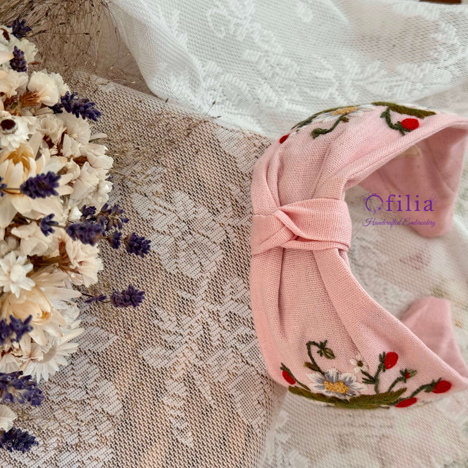 Käsinkirjailtu Mansikka turbaanipanta – Ofilia Handmade