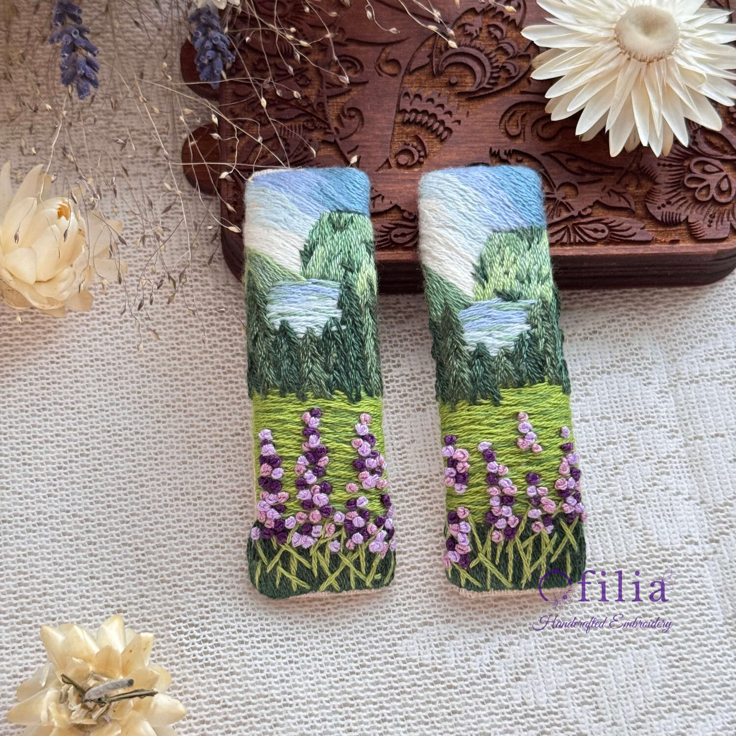 Käsinkirjailtu metsämaisema ja vuoret maisemahiuspinni – Ofilia Handmade