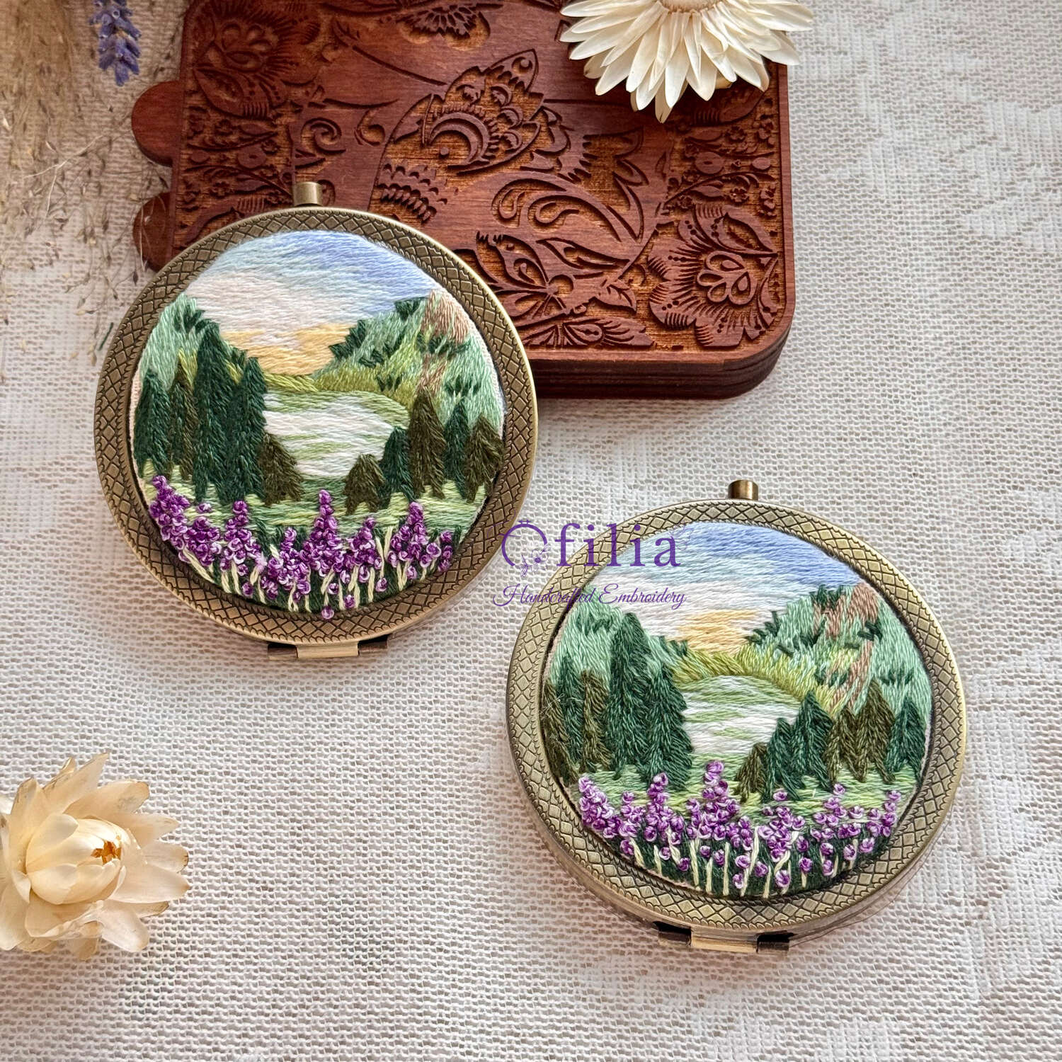 Käsinkirjailtu taskupeili metsämaisemalla ja vuorilla – Ofilia Handmade