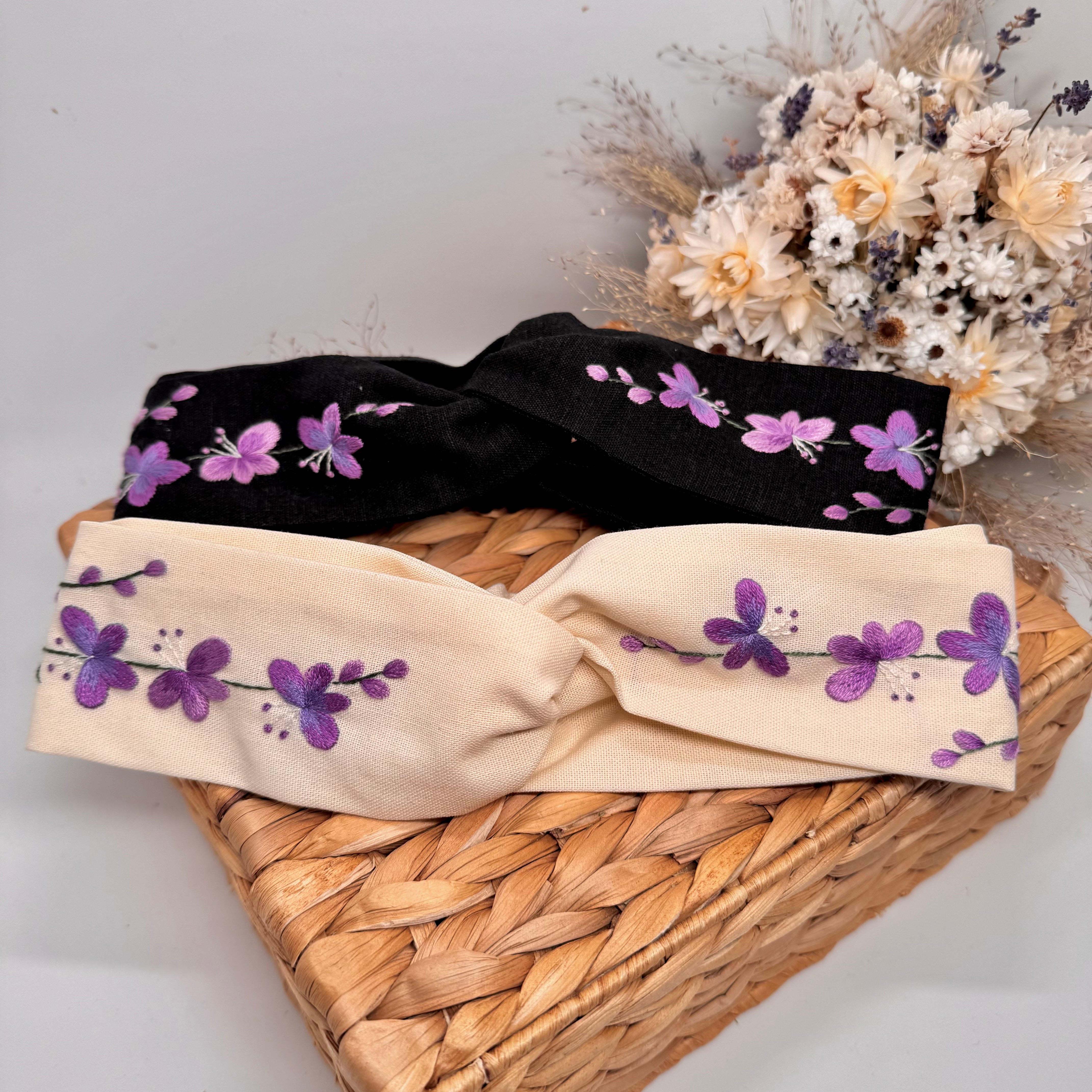 Käsin kirjottu joustava hiuspanta, metsäorvokki-aiheinen kuvio kankaalla