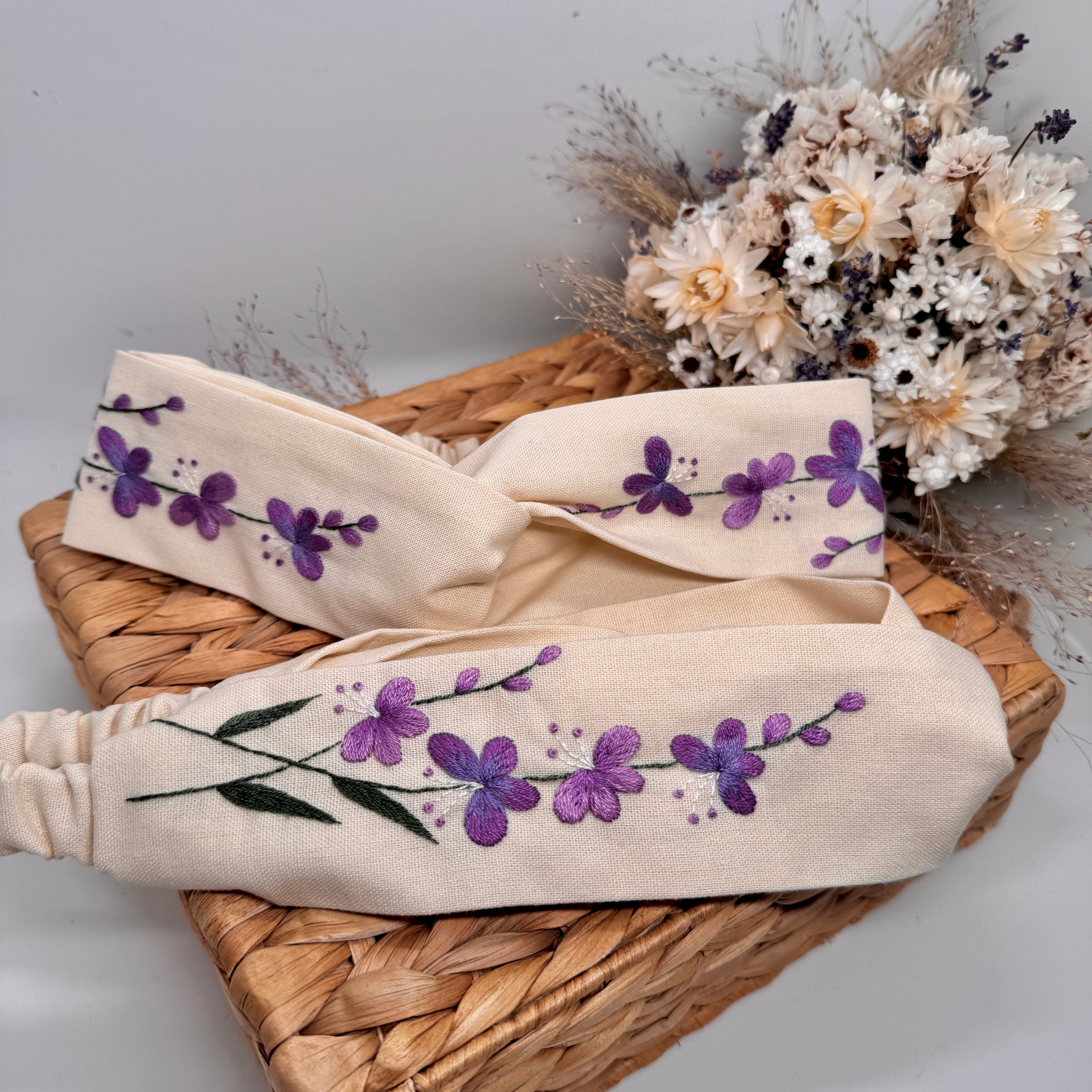 Käsin kirjottu joustava hiuspanta, metsäorvokki-aiheinen kuvio kankaalla