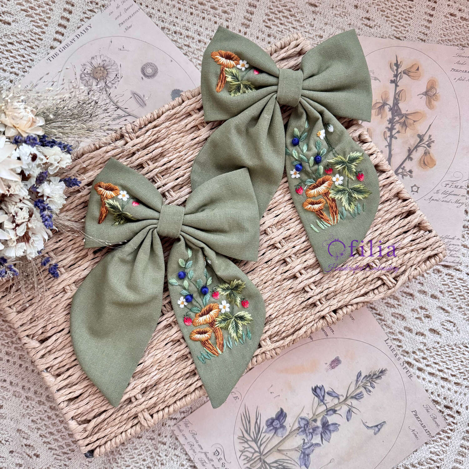 Käsinkirjailtu Metsäsieni ja marja hiusrusetti – Ofilia Handmade