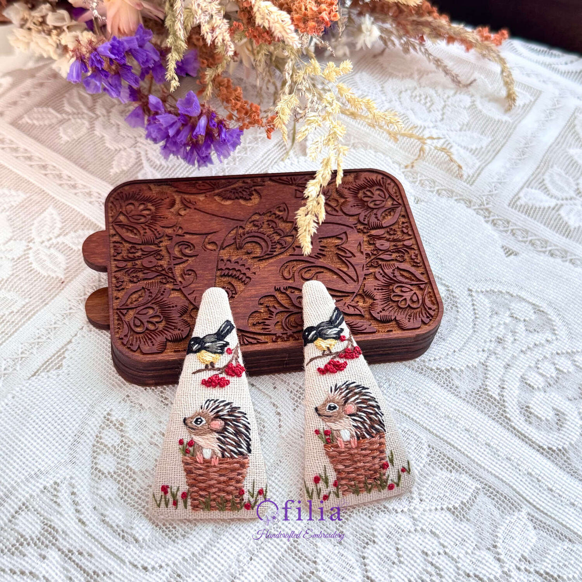 Käsinkirjailtu metsäsiili ja marjat hiuspinni – Ofilia Handmade
