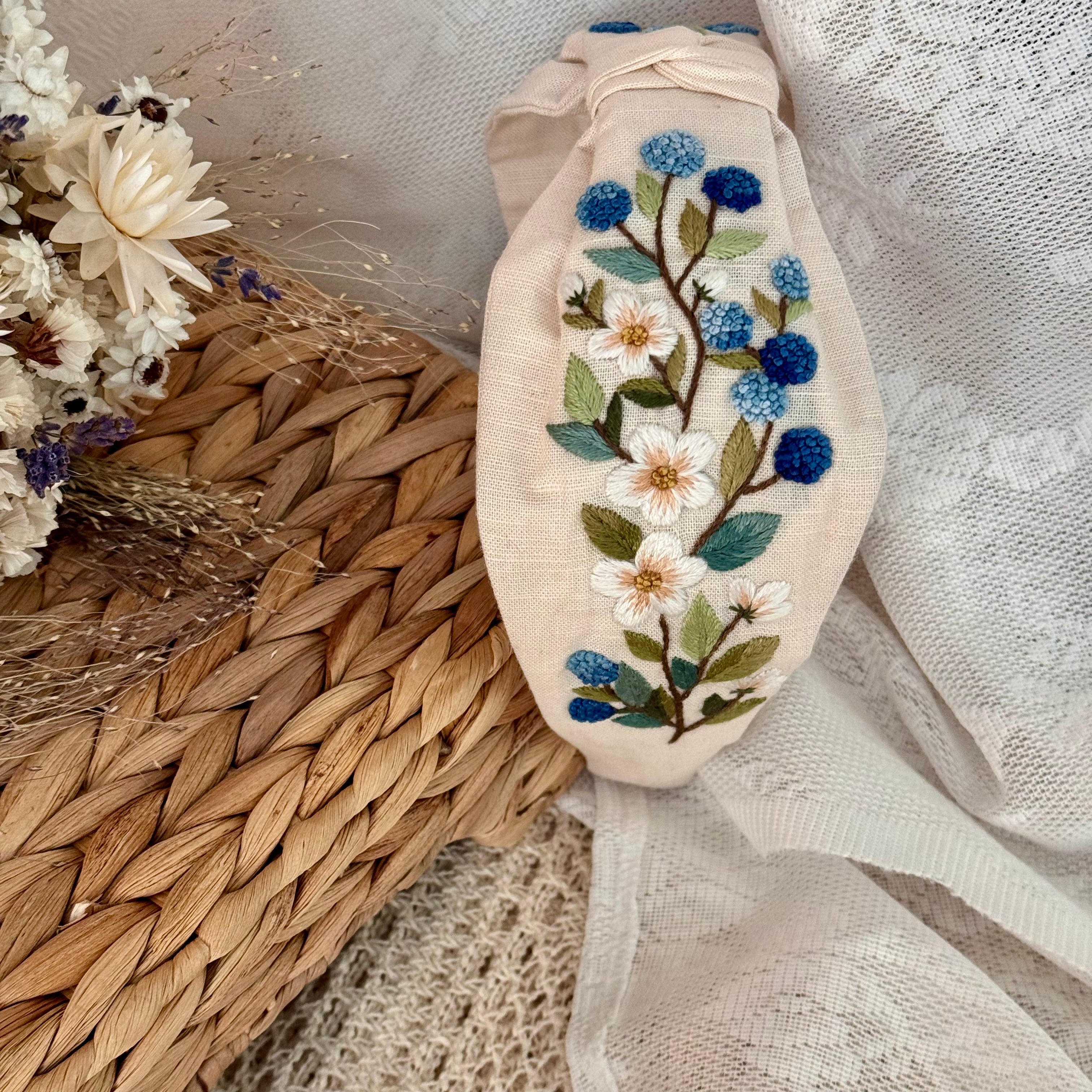 Käsin kirjottu turbaanipanta, mustikka-aiheinen kuvio kankaalla