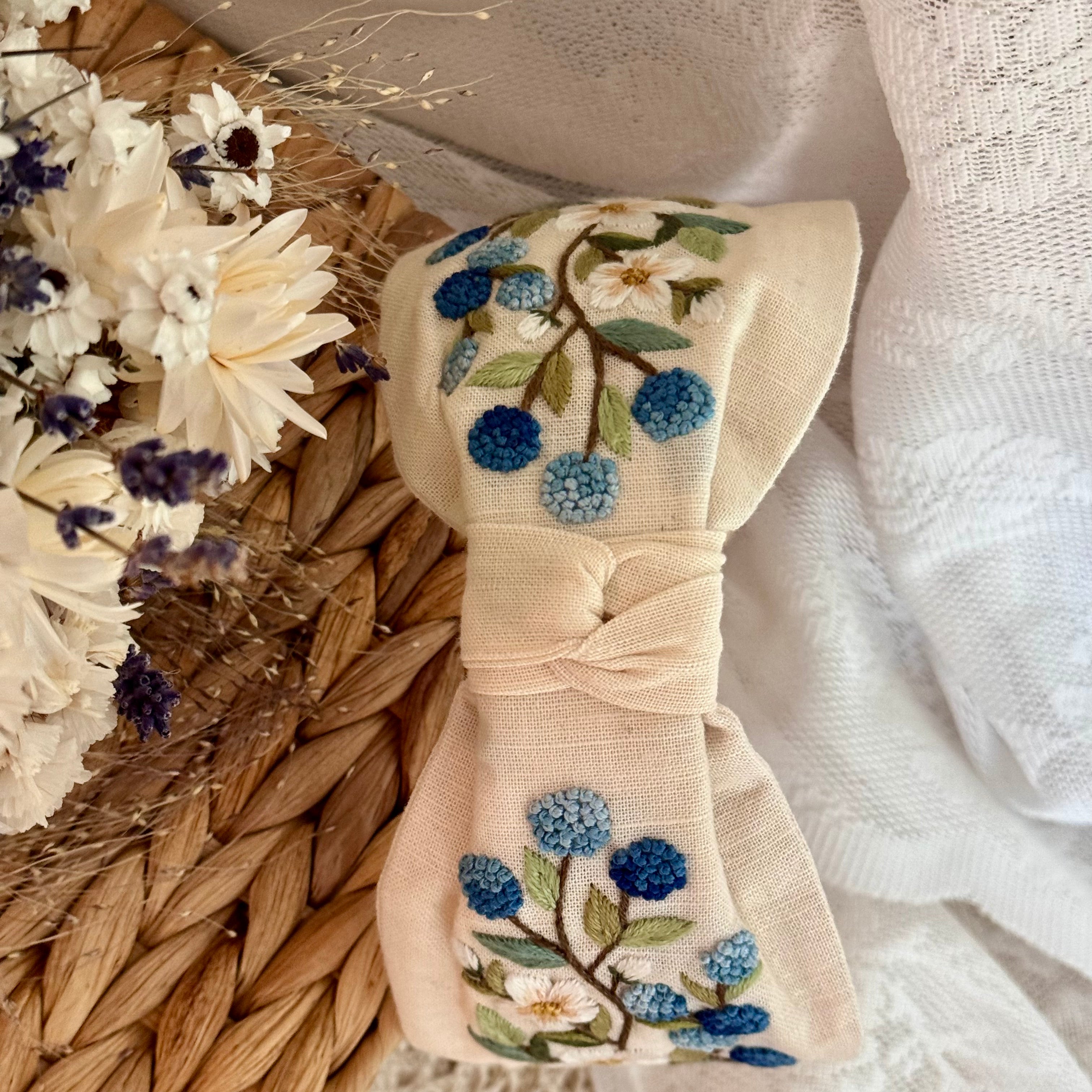 Käsin kirjottu turbaanipanta, mustikka-aiheinen kuvio kankaalla