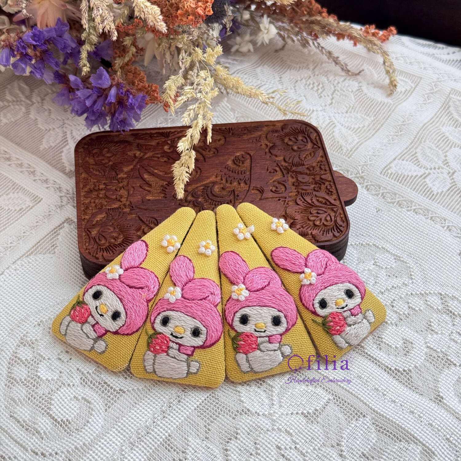 Käsinkirjailtu My Melody ja Mansikka Hiuspinni – Ofilia Handmade