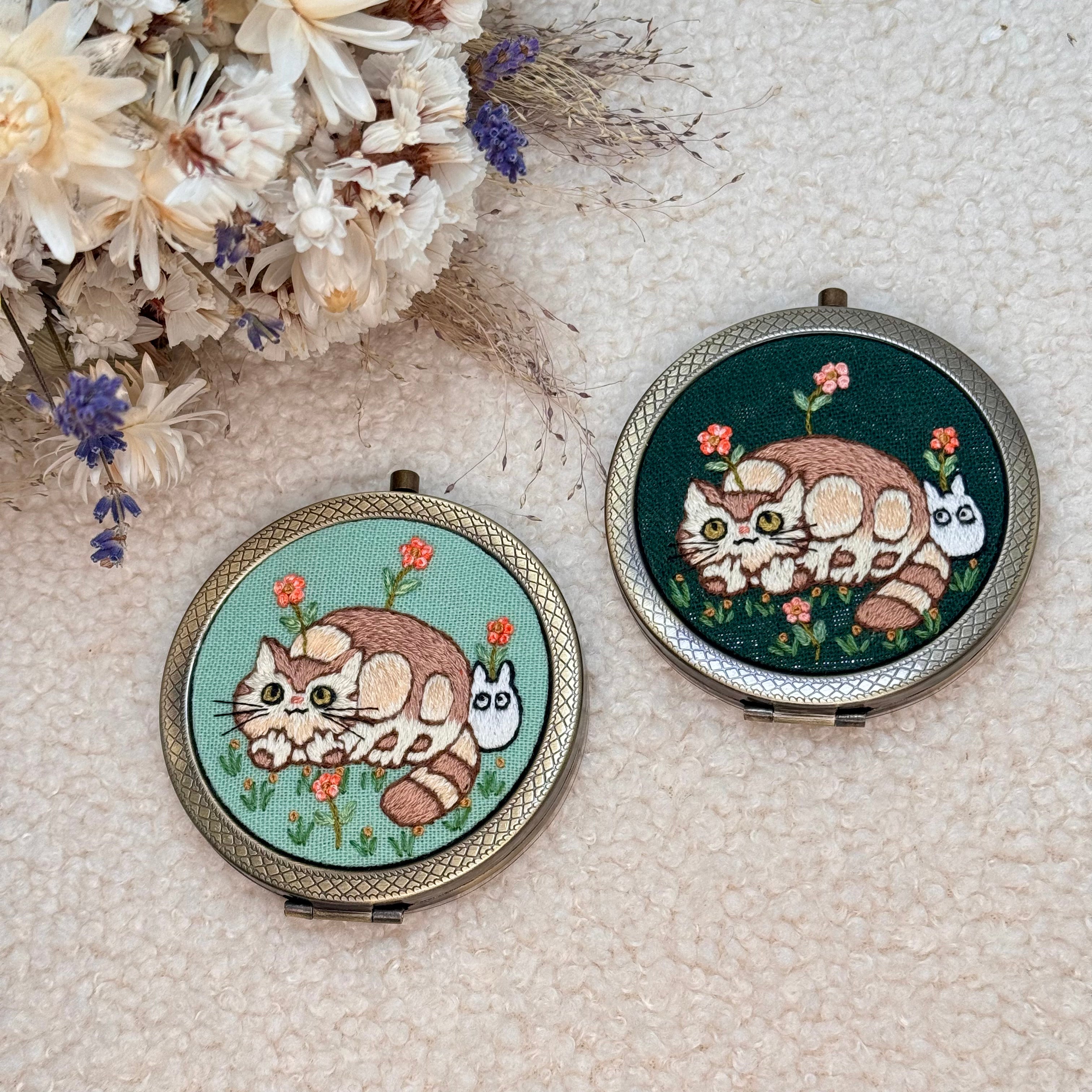 Käsin kirjottu taskupeili, Nekobasu-aiheinen kuvio kannessa