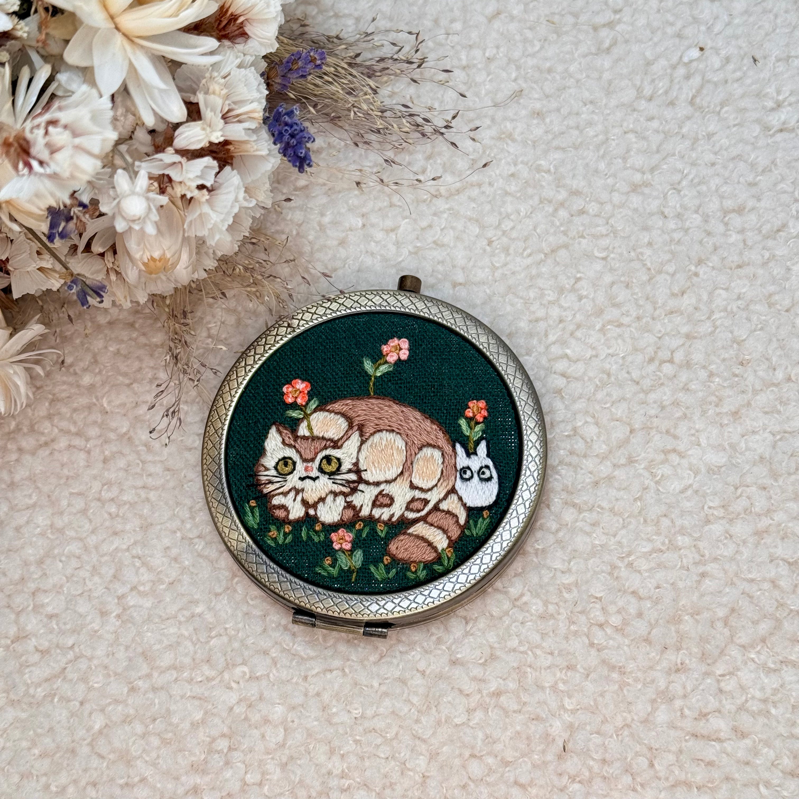 Käsin kirjottu taskupeili, Nekobasu-aiheinen kuvio kannessa