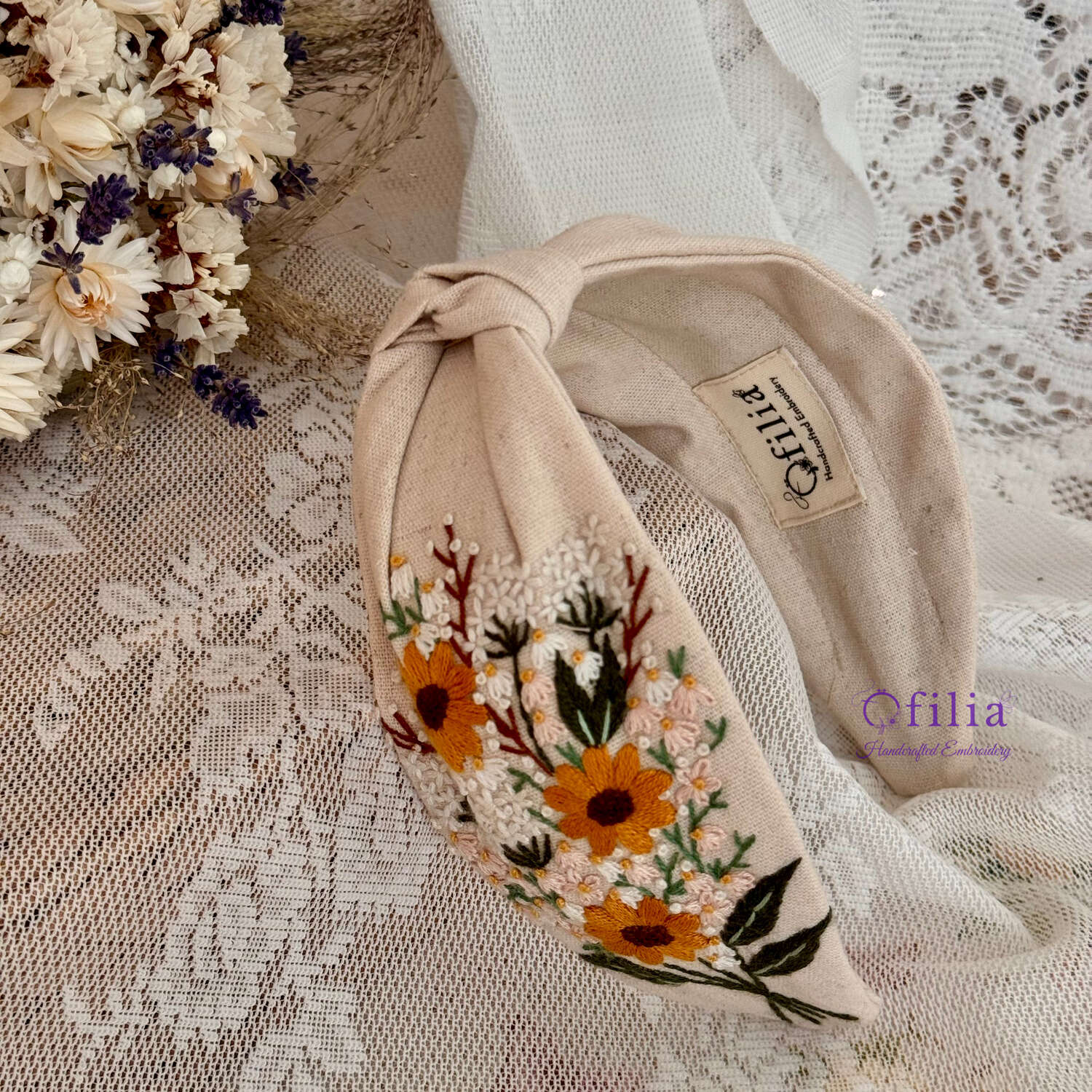 Käsinkirjailtu Niittyleinikki turbaanipanta – Ofilia Handmade