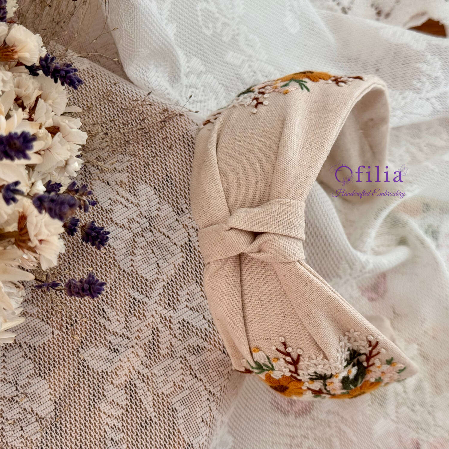 Käsinkirjailtu Niittyleinikki turbaanipanta – Ofilia Handmade