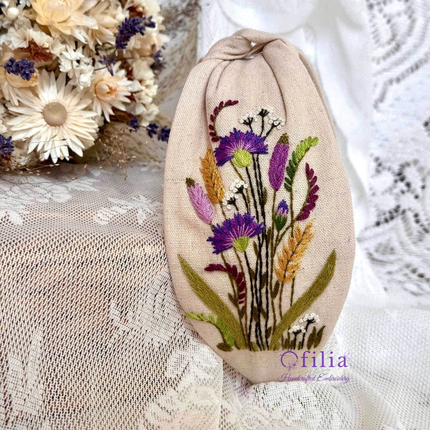 Käsinkirjailtu Niittyohdake ja ohra turbaanipanta – Ofilia Handmade