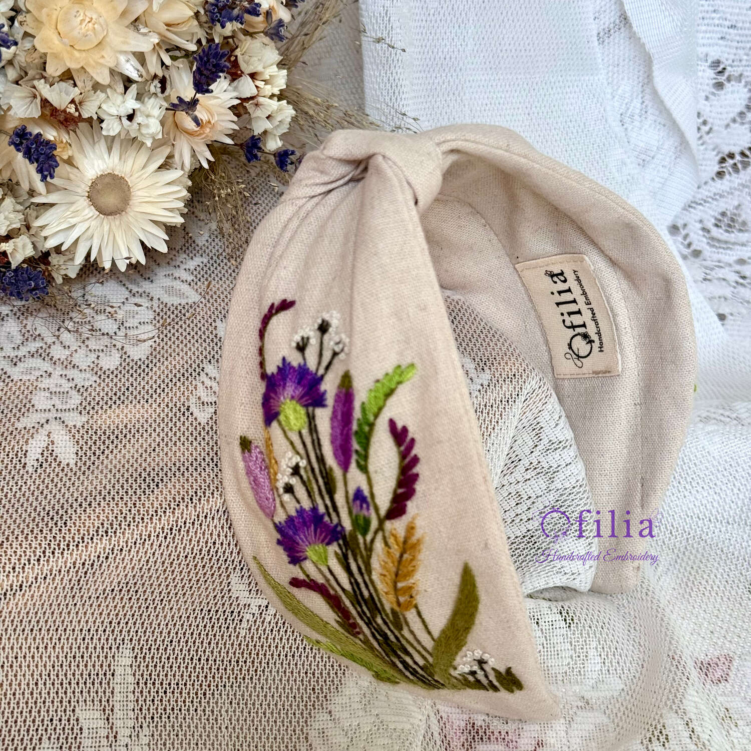 Käsinkirjailtu Niittyohdake ja ohra turbaanipanta – Ofilia Handmade