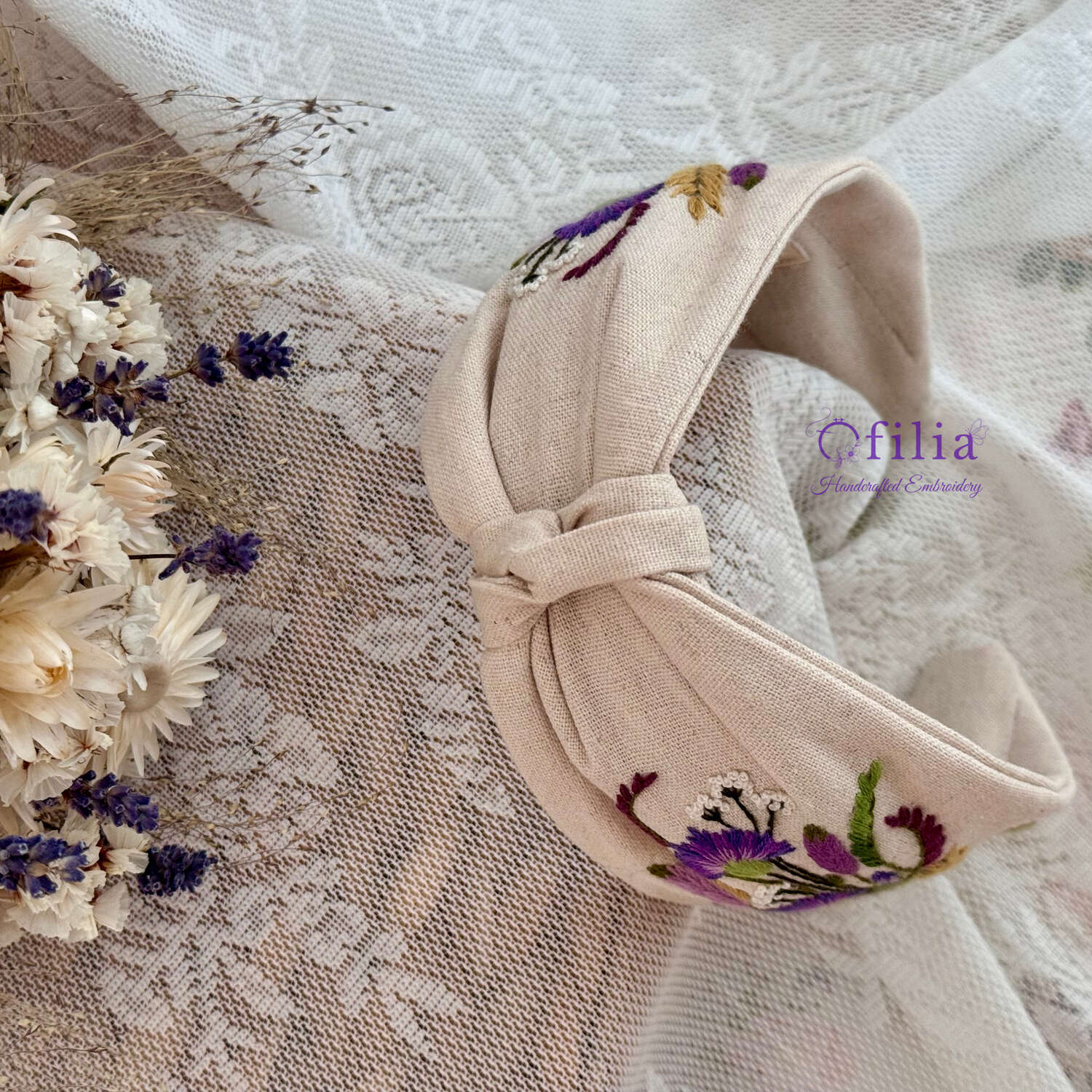 Käsinkirjailtu Niittyohdake ja ohra turbaanipanta – Ofilia Handmade