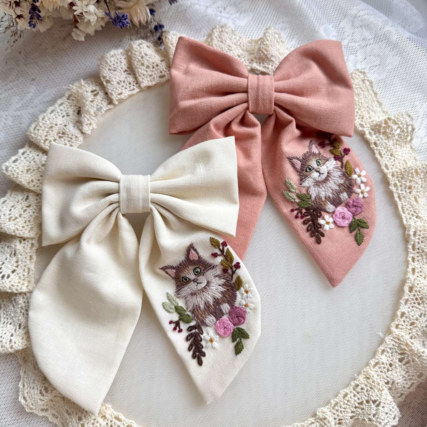 Käsin kirjottu hiusrusetti, norjalainen metsäkissa -aiheinen kuvio kankaalla