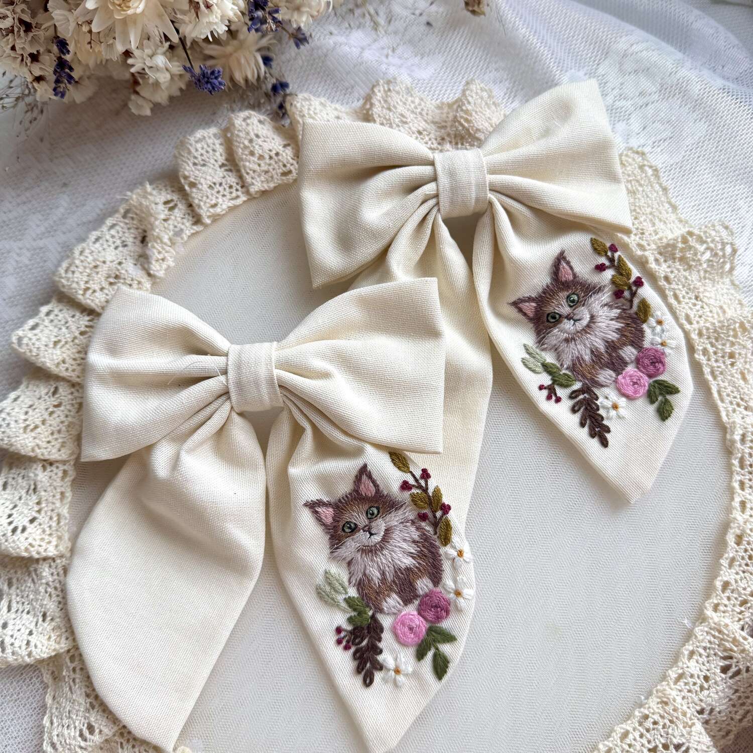 Käsin kirjottu hiusrusetti, norjalainen metsäkissa -aiheinen kuvio kankaalla