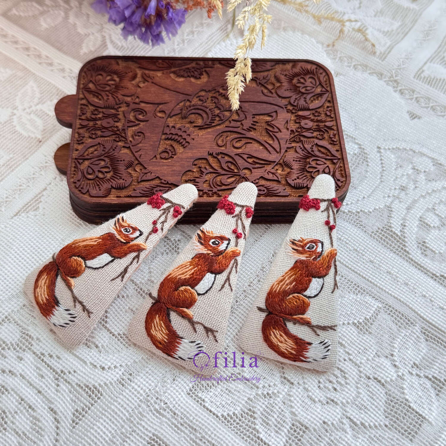 Käsinkirjailtu Orava ja Pihlajanmarjat Hiuspinni – Ofilia Handmade