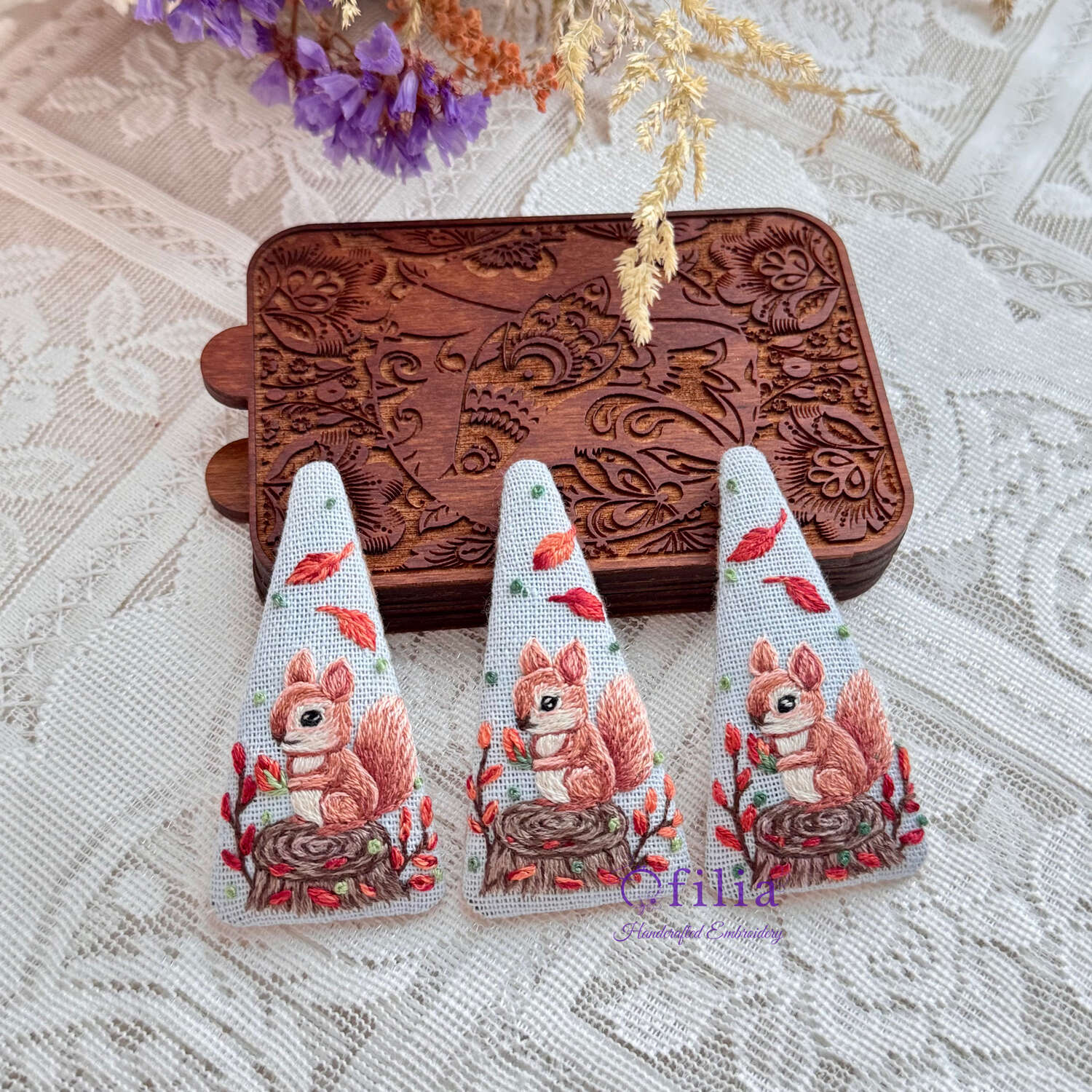 Käsinkirjailtu Orava ja Syksyn Lehdet Hiuspinni – Ofilia Handmade