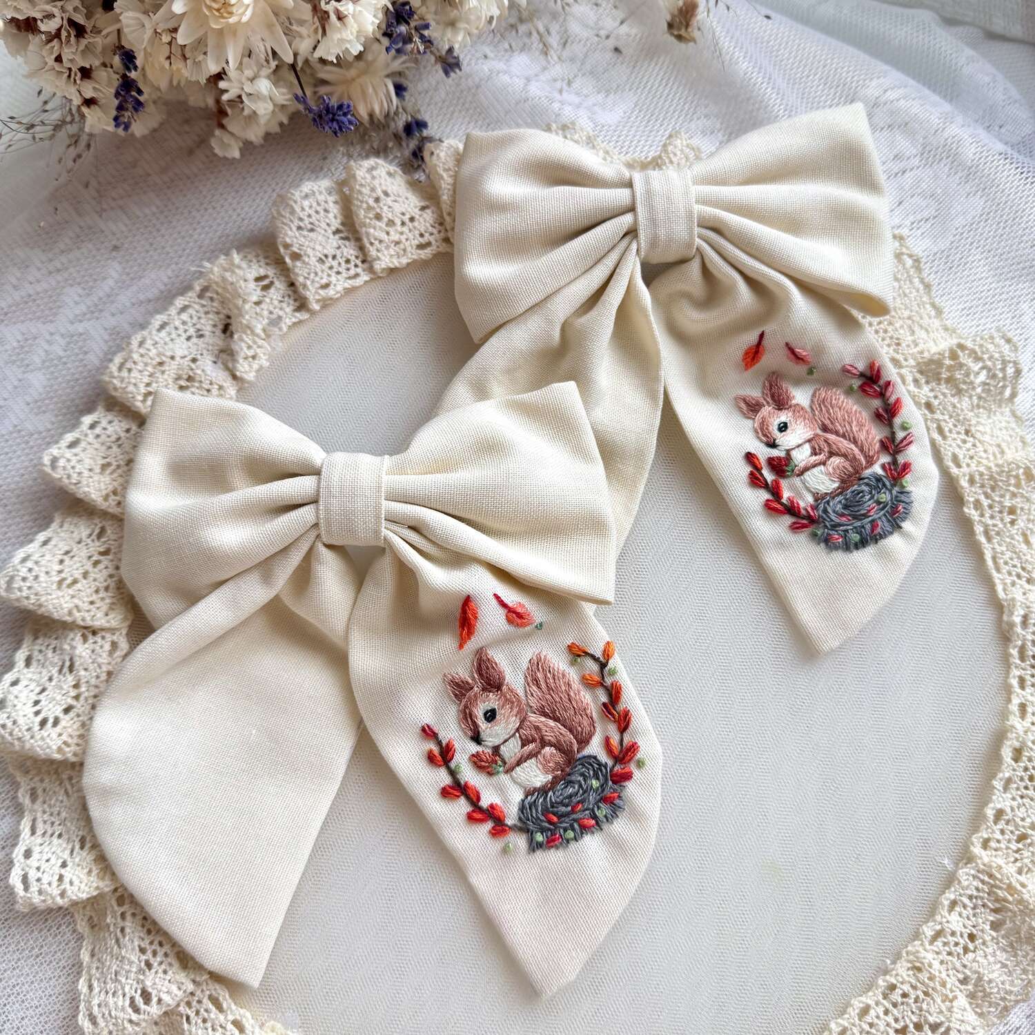 Käsin kirjottu hiusrusetti, orava ja syksyn lehdet -aiheinen kuvio kankaalla