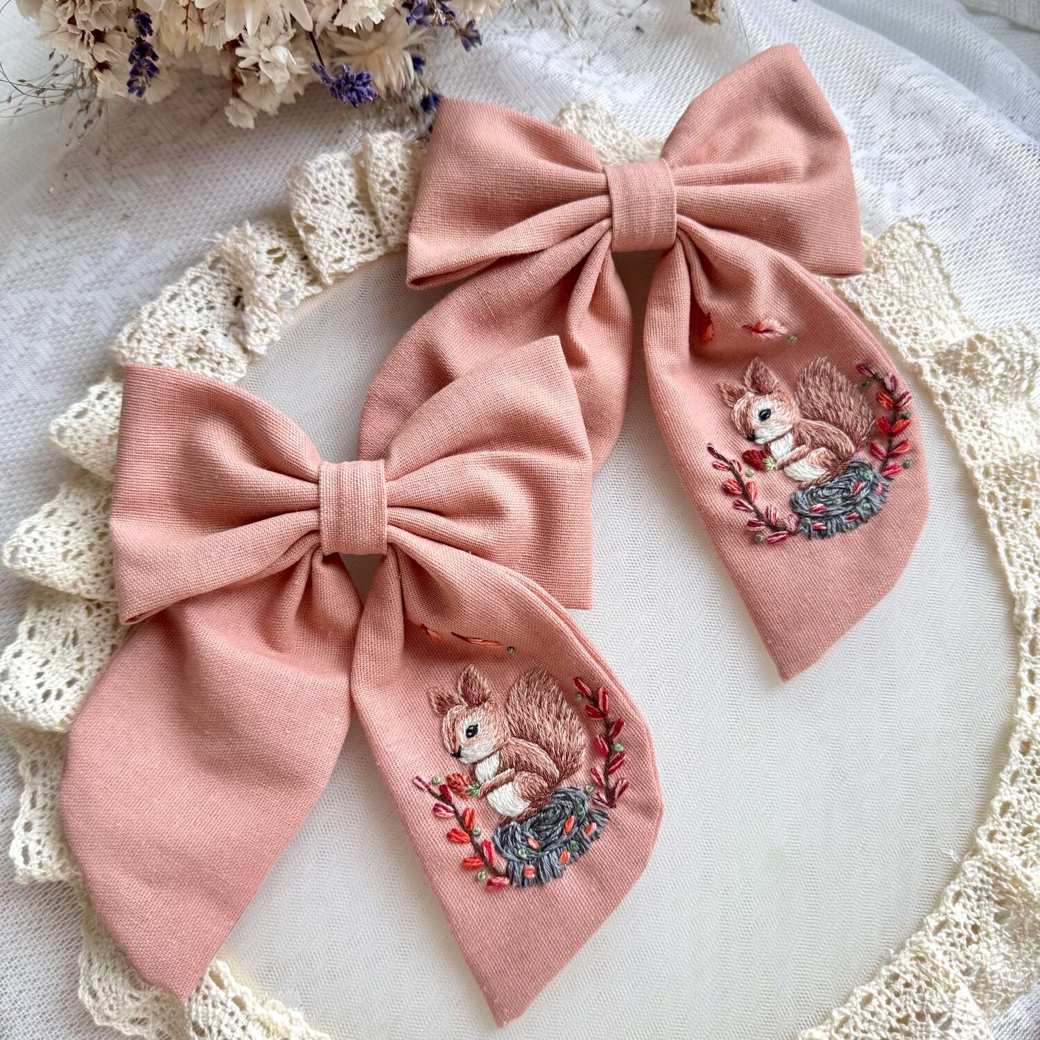 Käsin kirjottu hiusrusetti, orava ja syksyn lehdet -aiheinen kuvio kankaalla