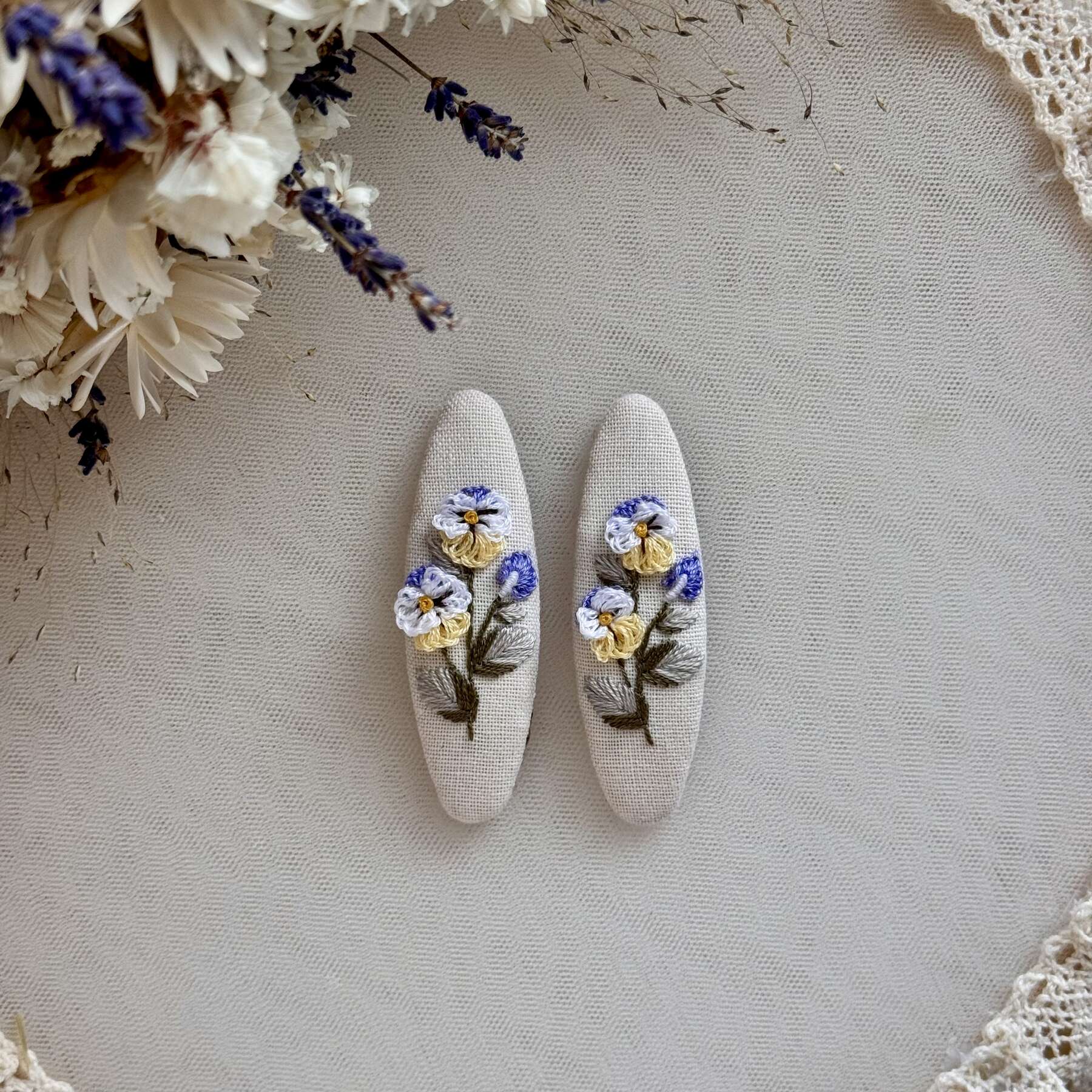 Käsin kirjotut hiuspinnit, orvokki-aiheinen kuvio kankaalla