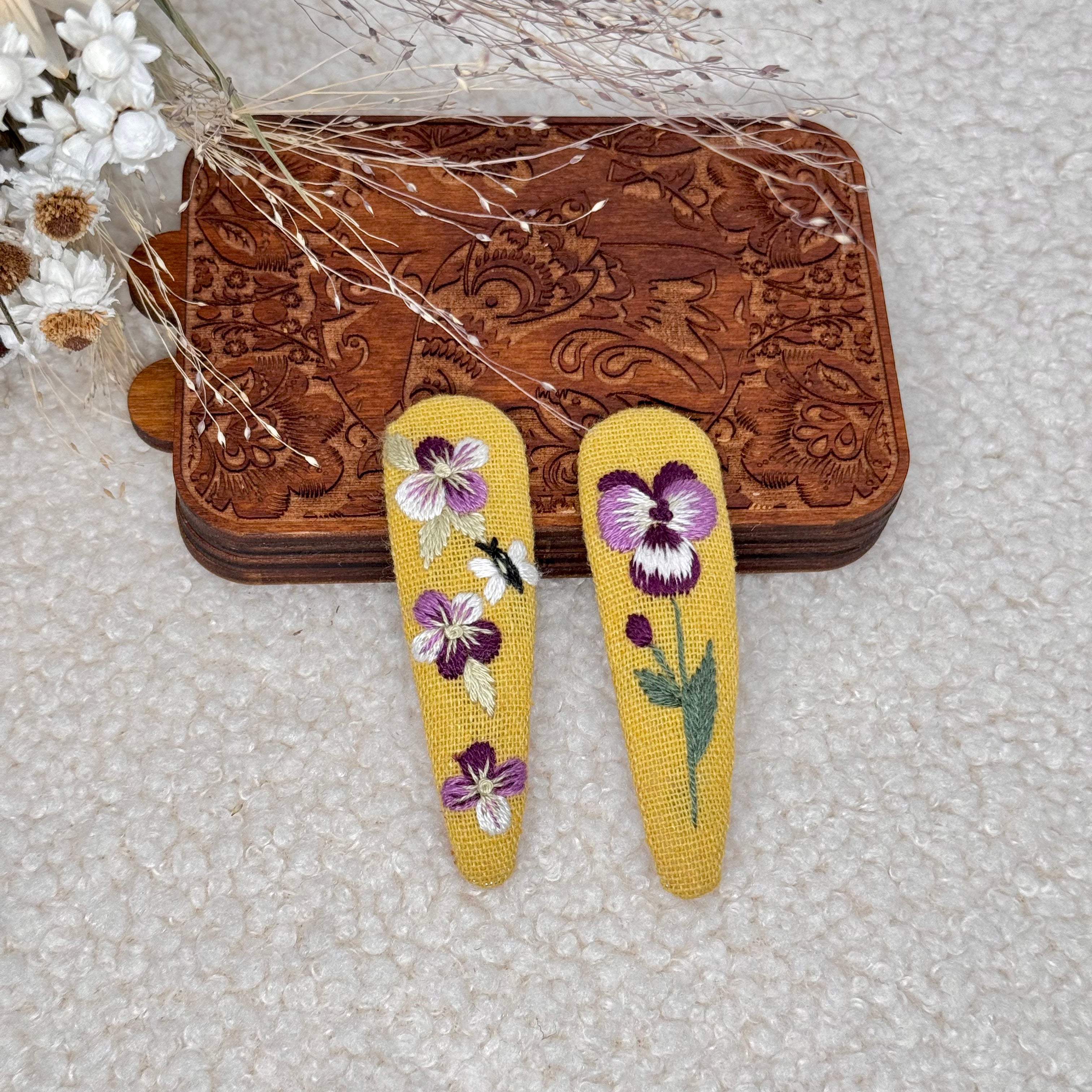 Käsin kirjotut hiuspinnit, orvokki-aiheinen kuvio kankaalla