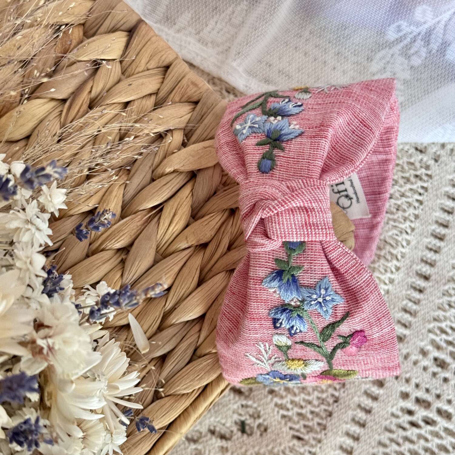 Käsin kirjottu turbaanipanta, orvokkikimppu-aiheinen kuvio kankaalla