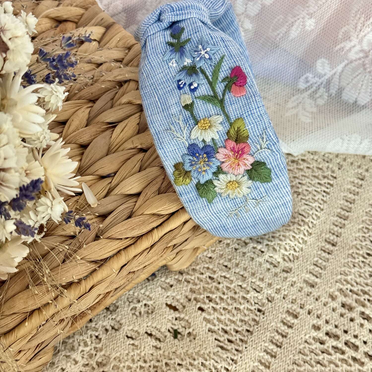 Käsin kirjottu turbaanipanta, orvokkikimppu-aiheinen kuvio kankaalla