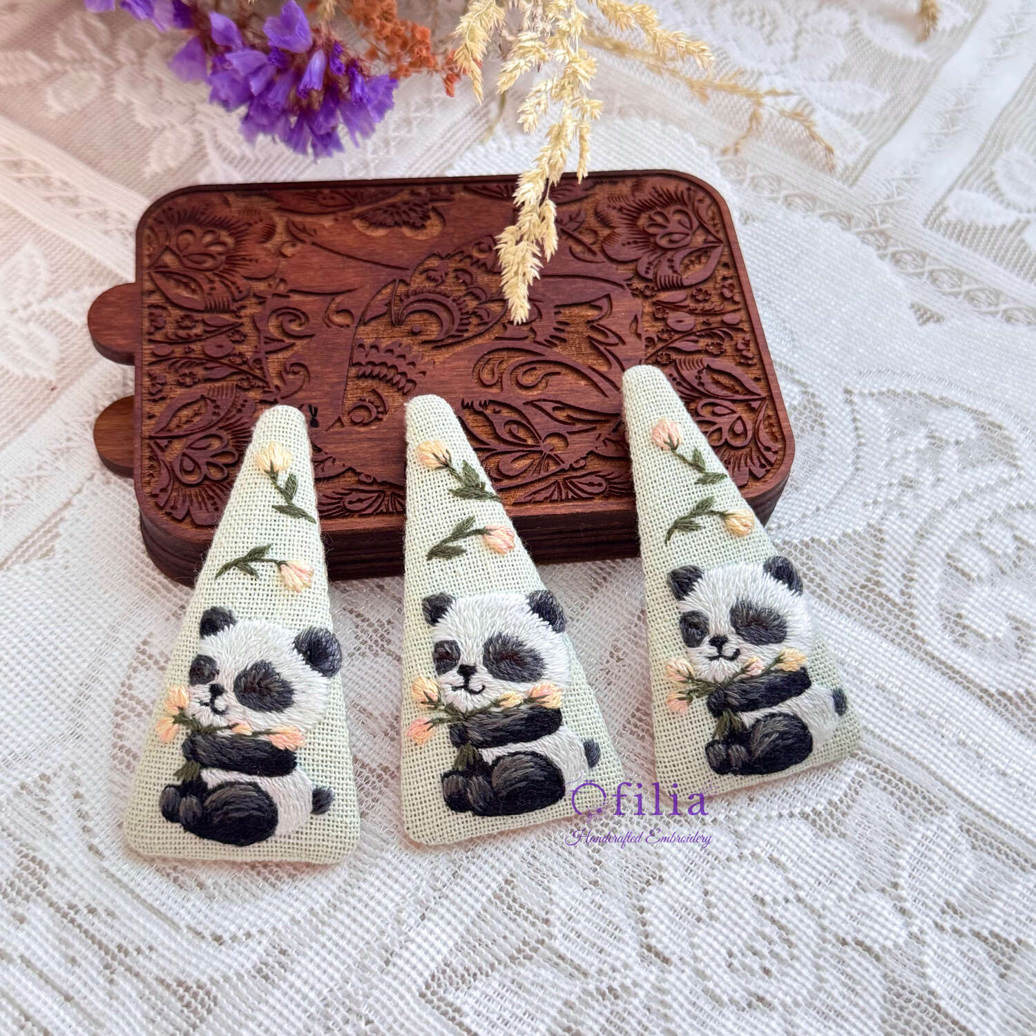 Käsinkirjailtu Panda ja Puutarhakukat Hiuspinni – Ofilia Handmade