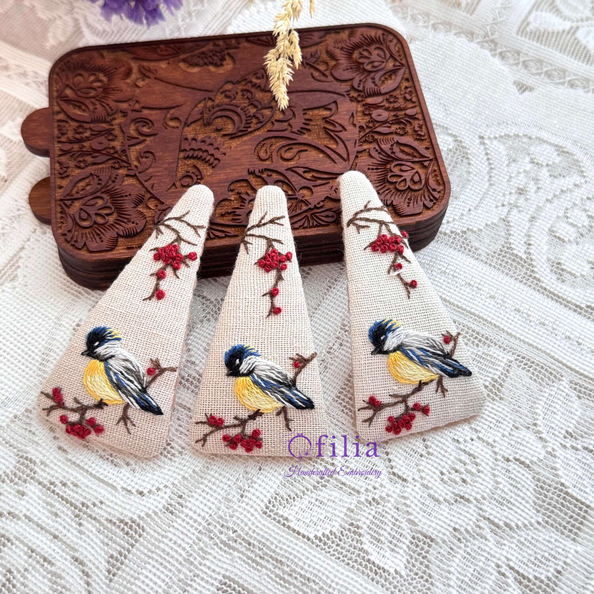 Käsinkirjailtu Peippo ja Pihlaja Hiuspinni – Ofilia Handmade