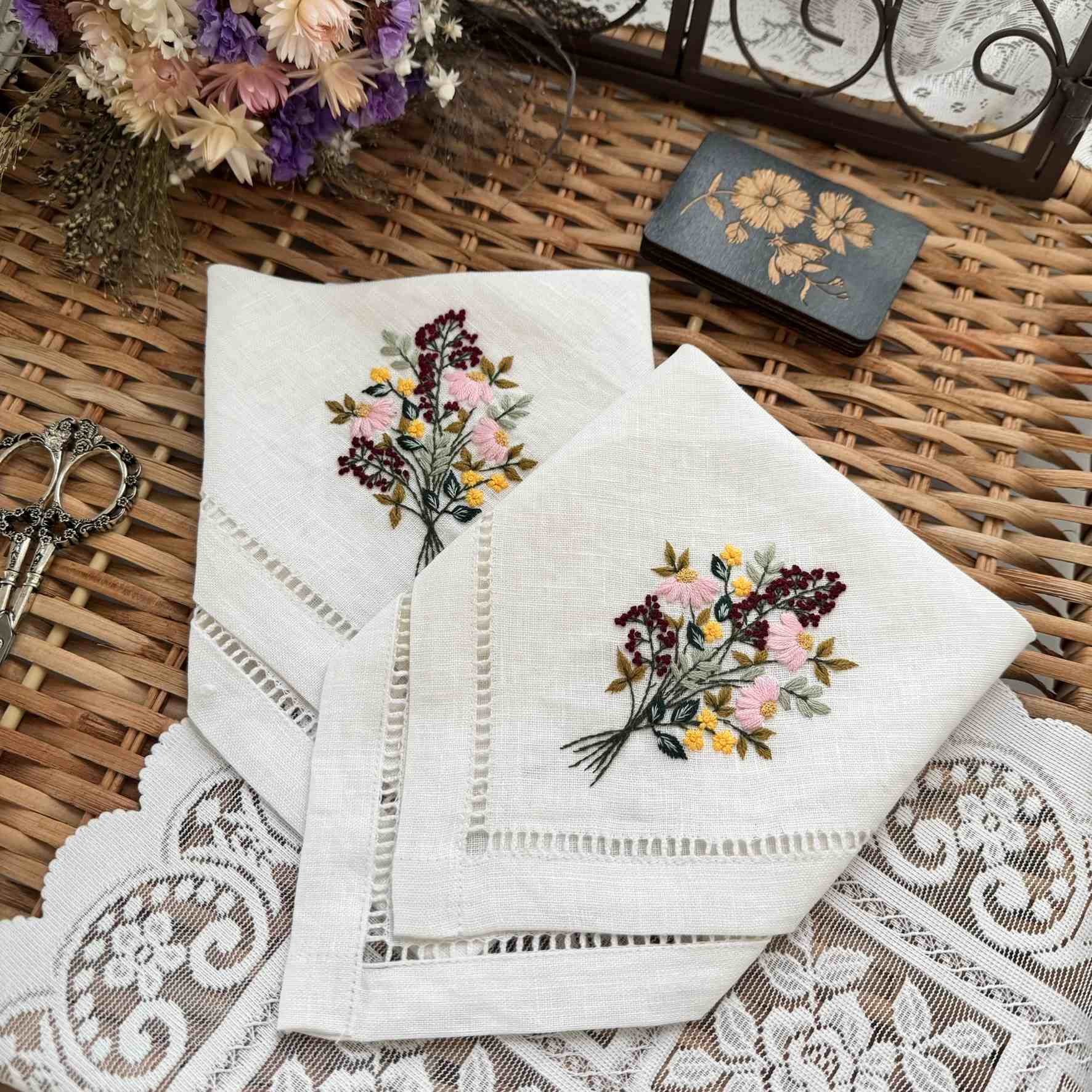 Vaaleanpunainen Kukka ja Villimarja Nenäliina