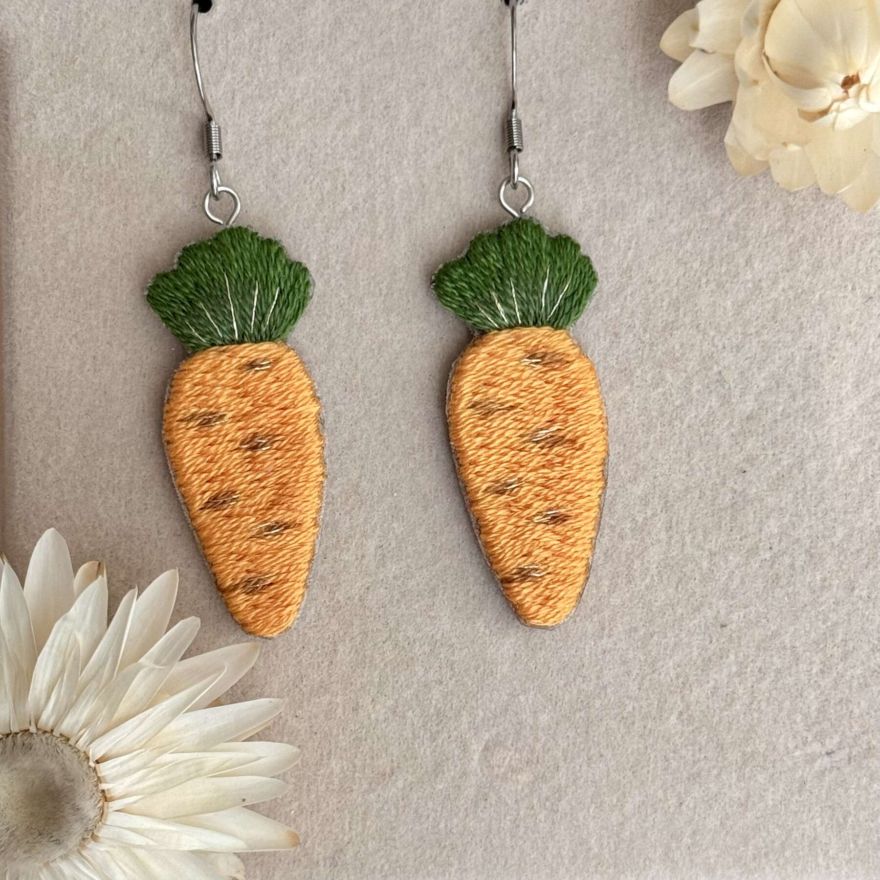 Käsin kirjotut korvakorut, porkkana-aiheinen kuvio