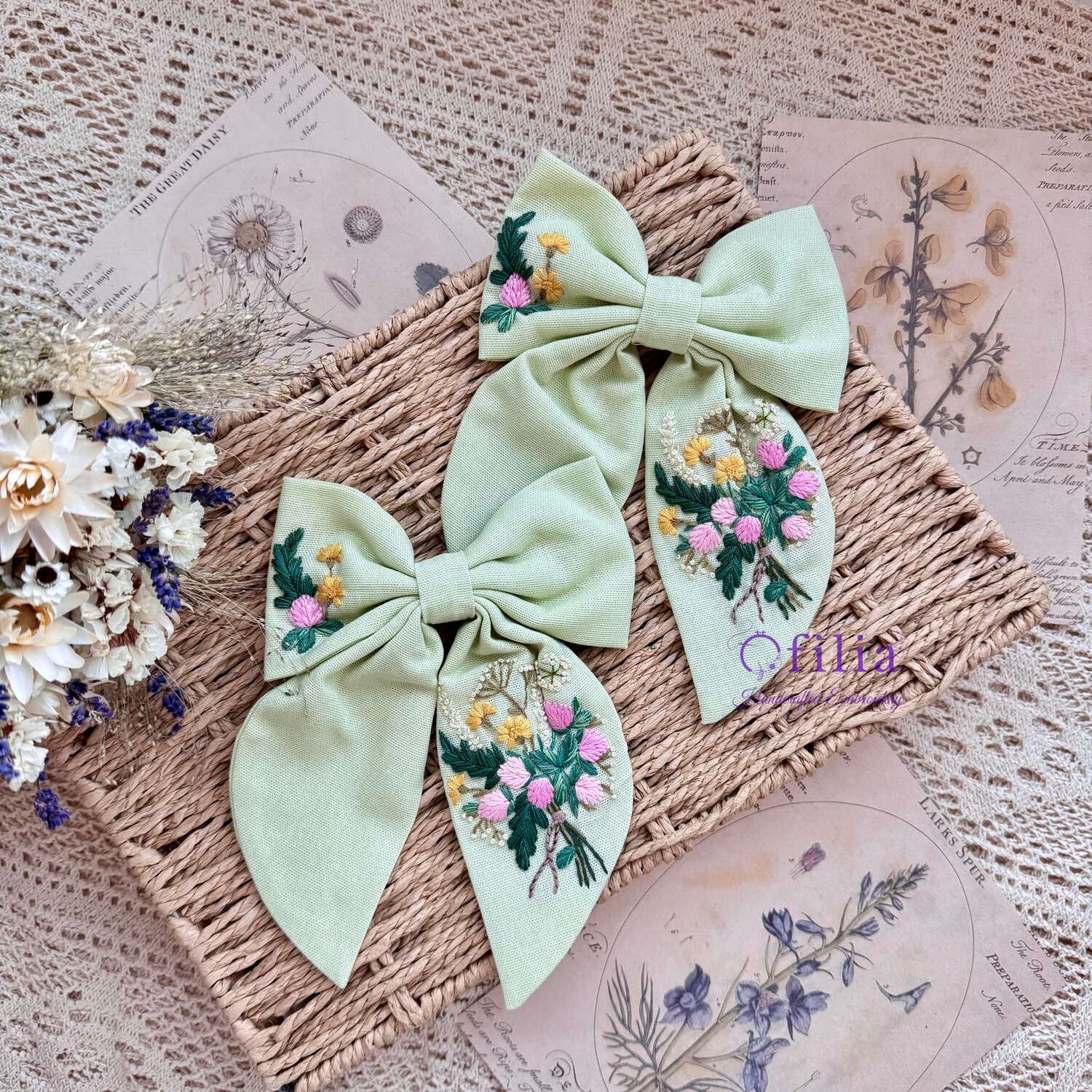 Käsinkirjailtu Puna-apila ja voikukka hiusrusetti – Ofilia Handmade