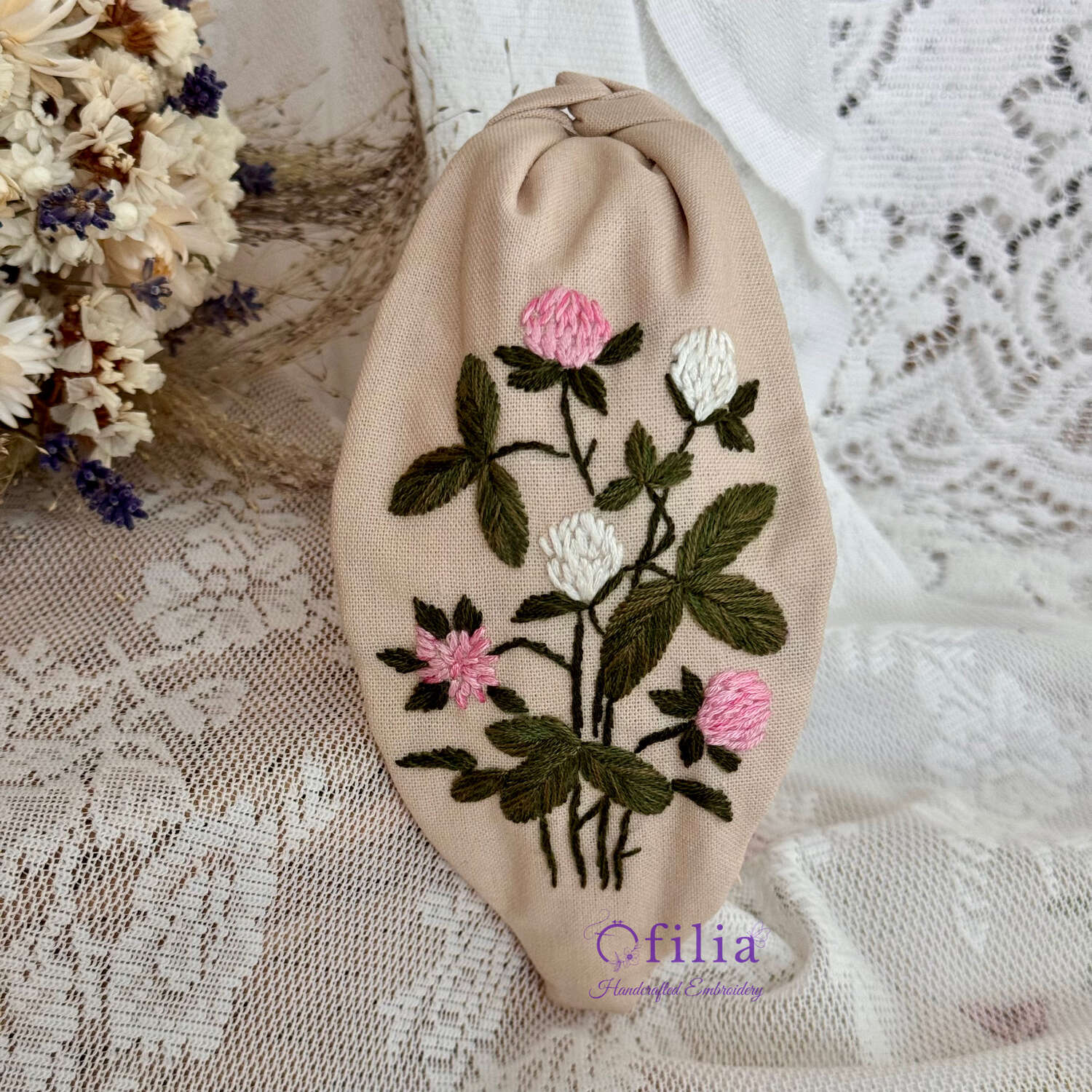 Käsinkirjailtu Puna-apila turbaanipanta – Ofilia Handmade