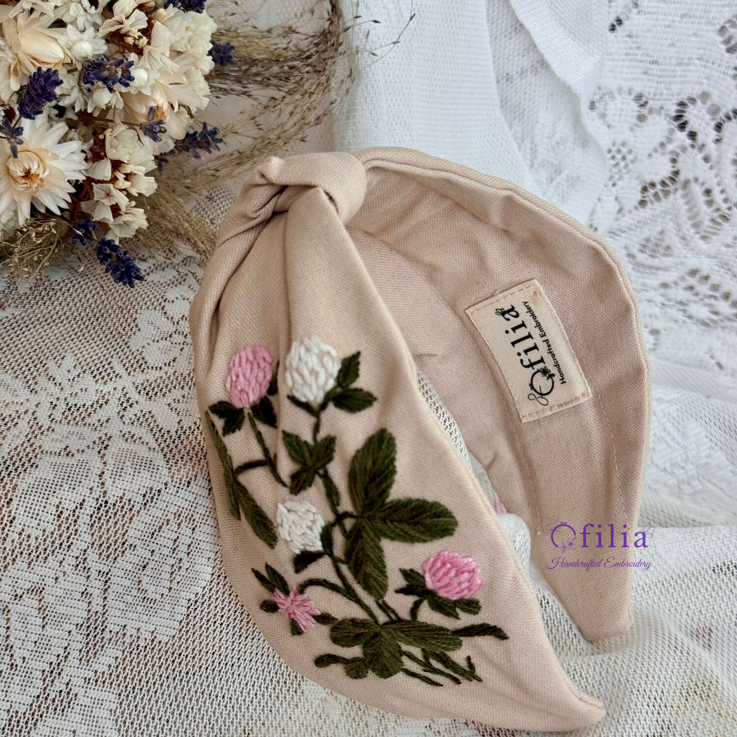 Käsinkirjailtu Puna-apila turbaanipanta – Ofilia Handmade