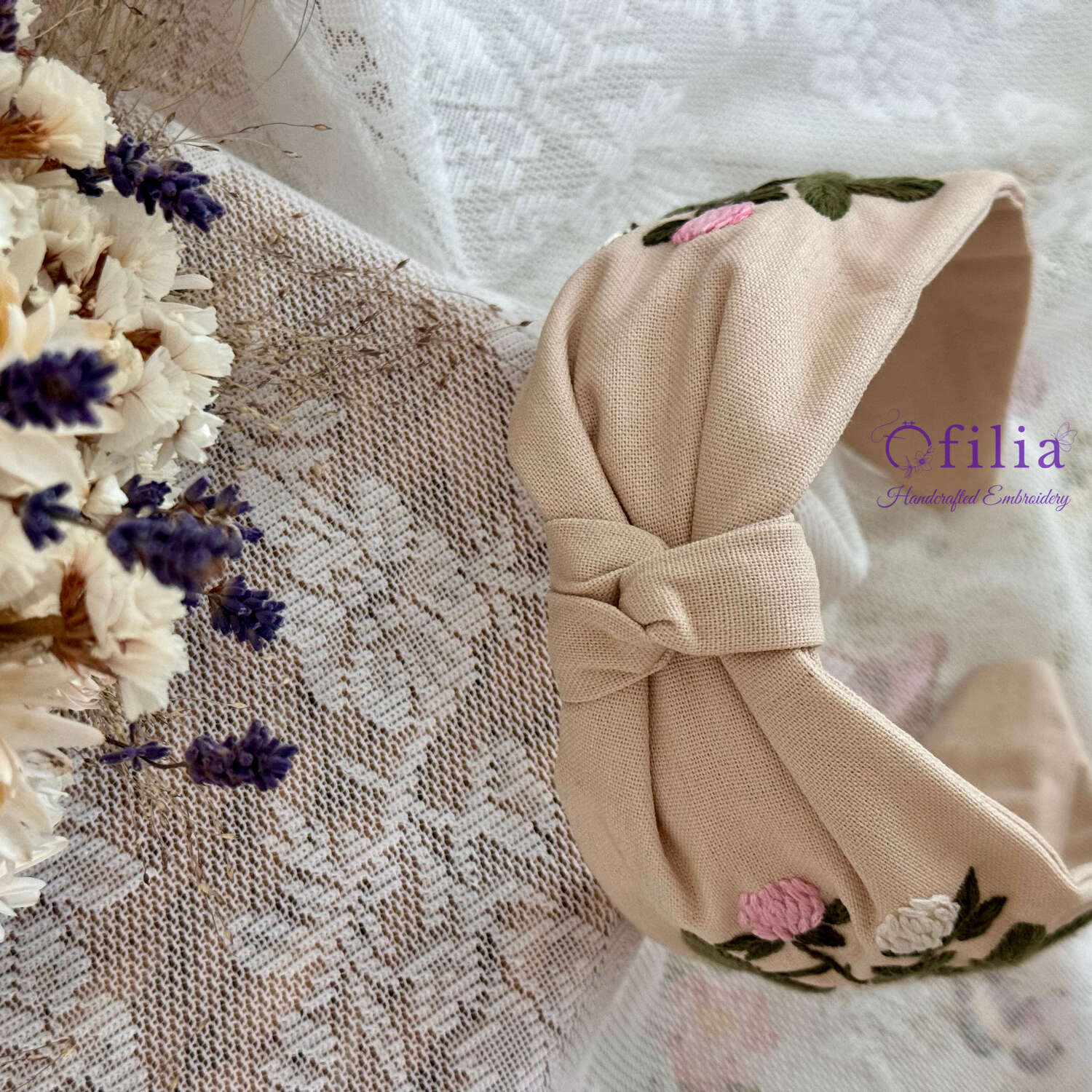 Käsinkirjailtu Puna-apila turbaanipanta – Ofilia Handmade