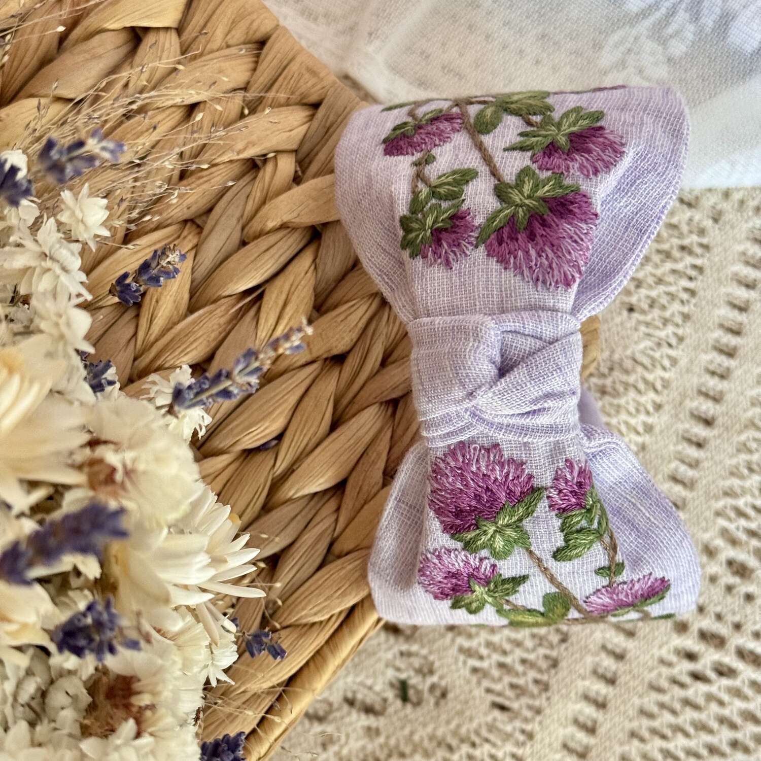 Käsin kirjottu turbaanipanta, puna-apila-aiheinen kuvio kankaalla