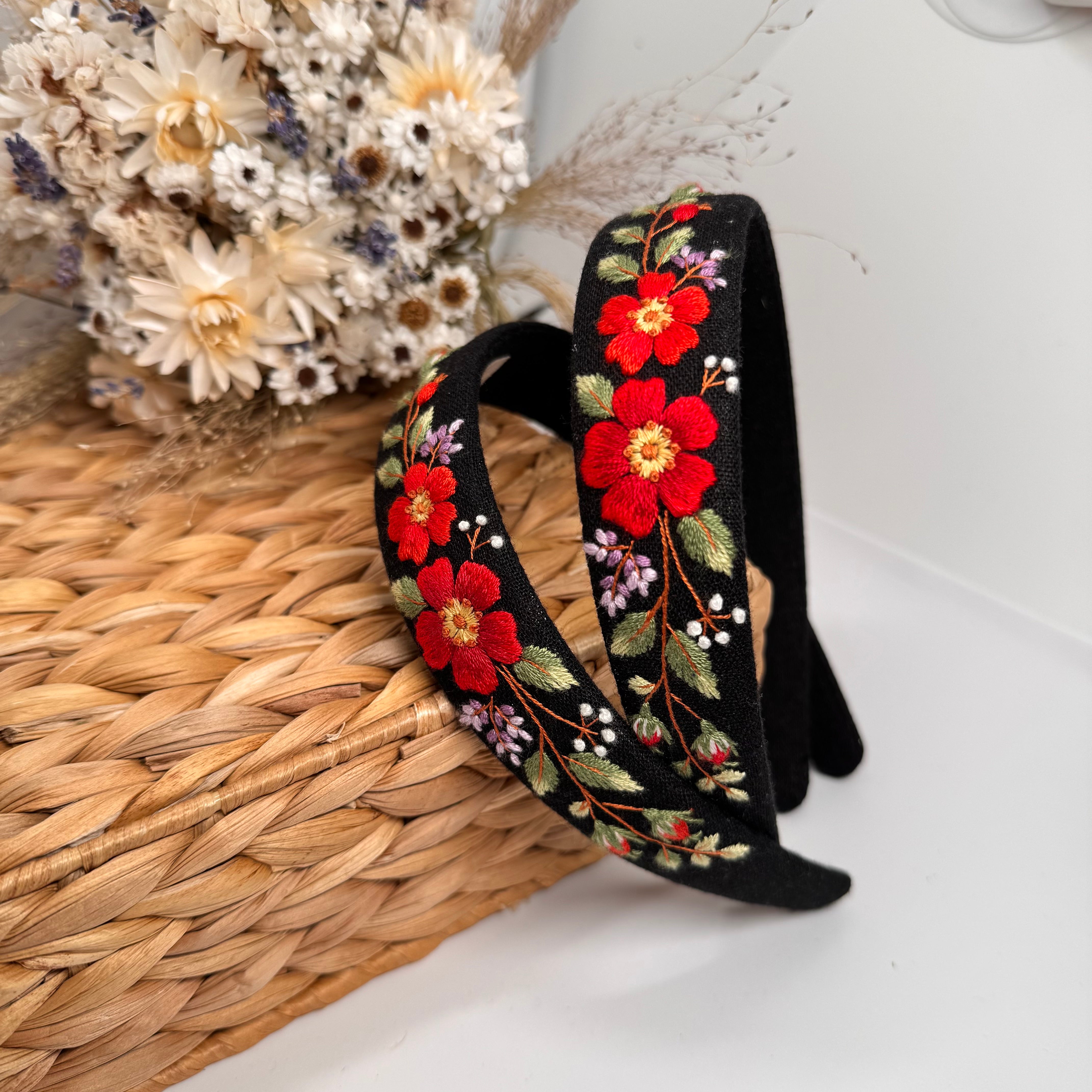 Käsin kirjottu hiuspanta, punainen kukka-aiheinen kuvio kankaalla