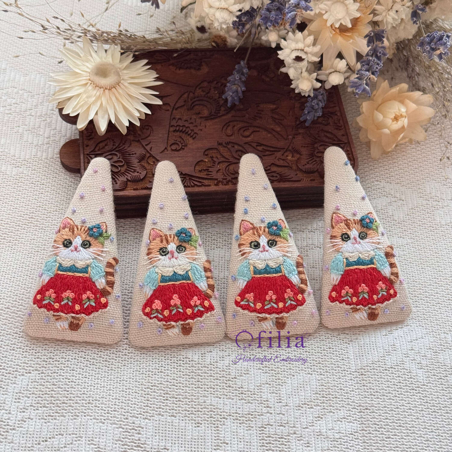 Käsinkirjailtu punaisessa mekossa kissa hiuspinni – Ofilia Handmade 